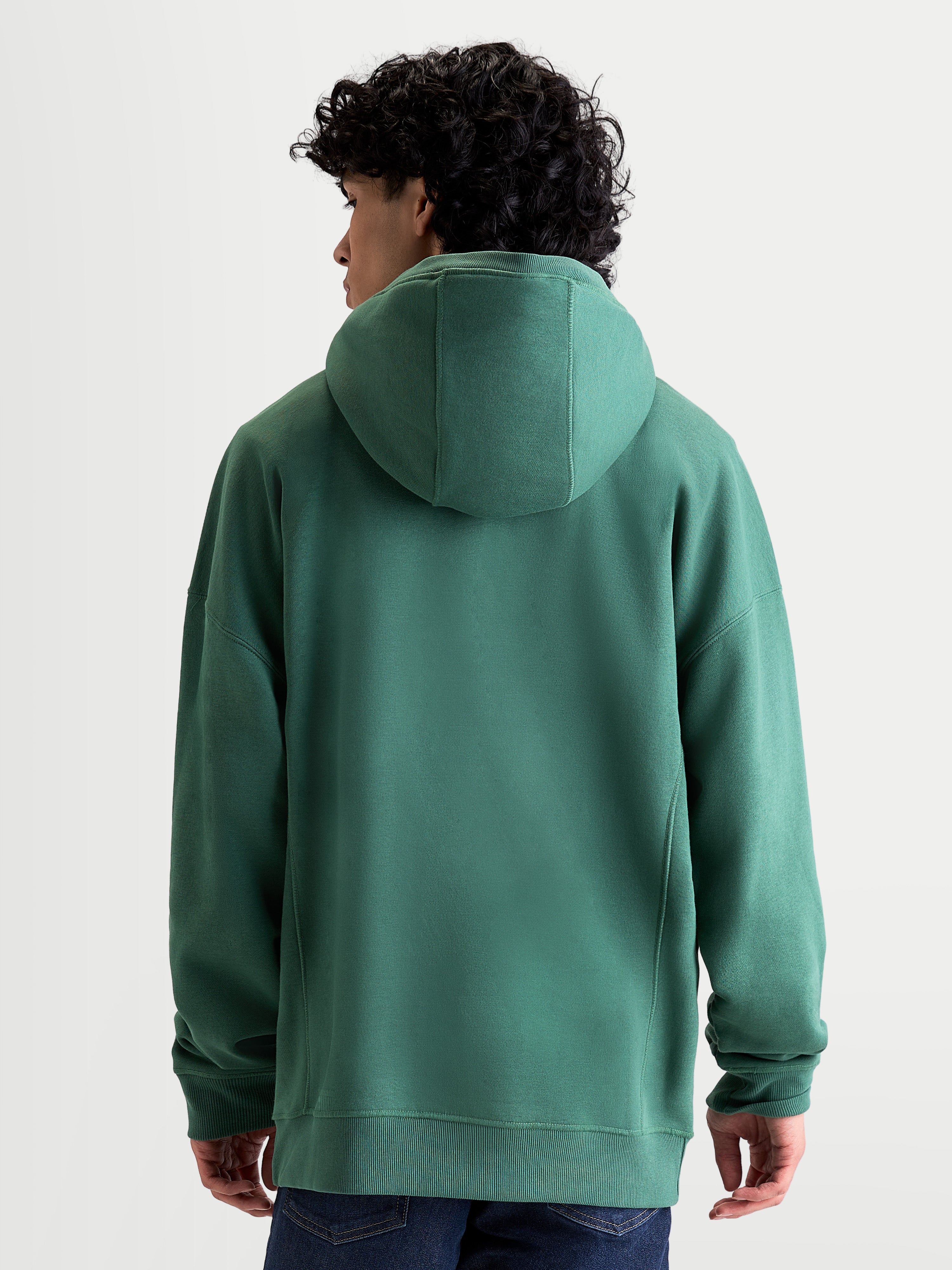 Alpinestars sweat à capuche Shaw Oversized, vêtement sportswear unisexe, vert, polaire en coton et polyester recyclé, vue de dos sur modèle avec capuche doublée et finitions côtelées, coupe ample