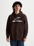 Alpinestars Prelude Oversized hoodie op model, heren-sportswear fleece pullover, bruin met wit puff-print logo, oversized pasvorm, kangoeroezak, capuchon met trekkoord, katoenrijke mix
