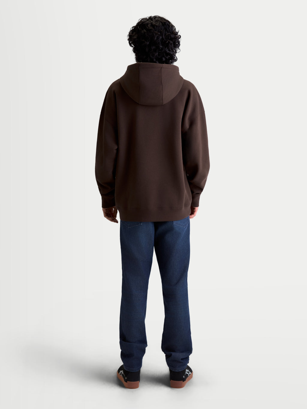 Alpinestars Prelude Oversized Hoodie, bruine sportswear fleece pullover, achteraanzicht op model, ontspannen oversized pasvorm met capuchon en geribde zoom voor casual comfort.