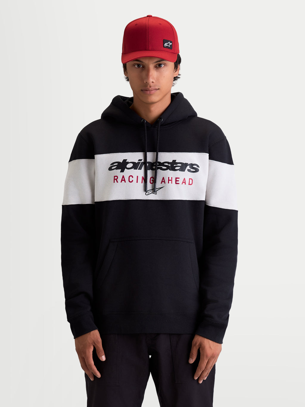 Alpinestars sweat à capuche Cubic, sweat à capuche sportswear pour homme, noir et blanc, design à blocs de couleur avec logo Alpinestars Racing Ahead sur la poitrine, vêtement décontracté avec capuche à cordon et poche kangourou.