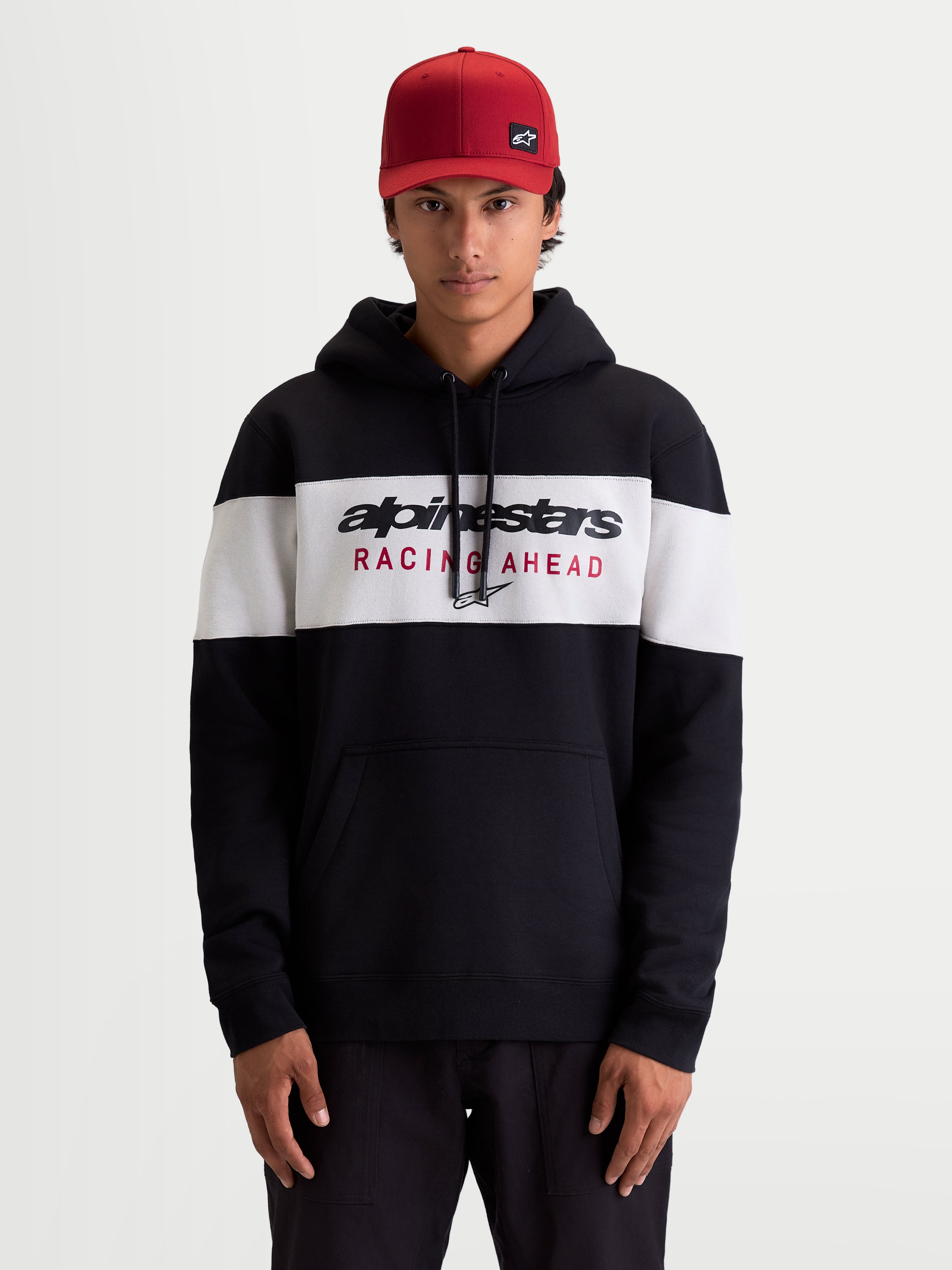 Alpinestars sweat à capuche Cubic, sweat à capuche sportswear pour homme, noir et blanc, design à blocs de couleur avec logo Alpinestars Racing Ahead sur la poitrine, vêtement décontracté avec capuche à cordon et poche kangourou.