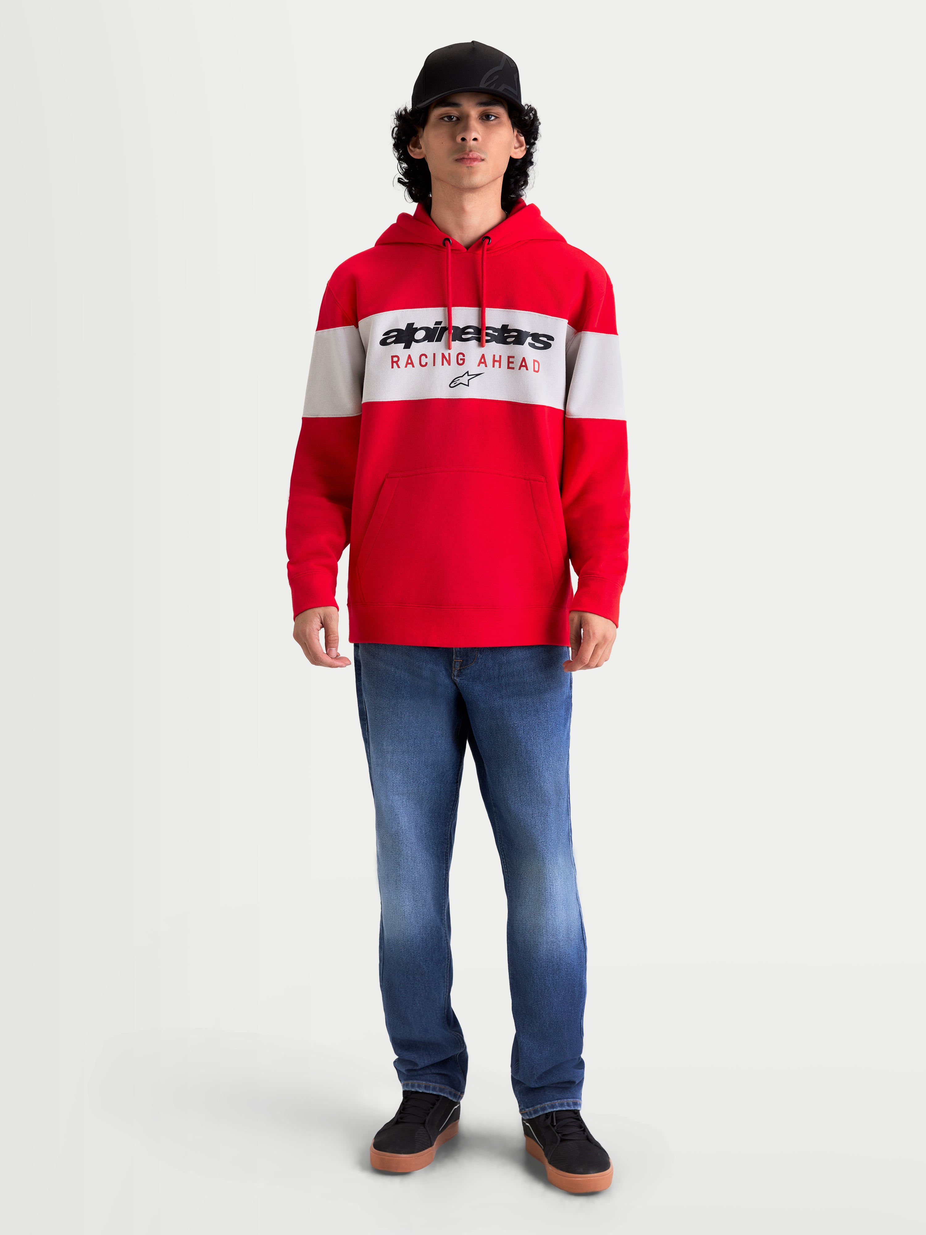 Alpinestars Cubic Hoodie, sweat à capuche sportswear pour homme, rouge et blanc, en polaire avec design à blocs de couleur et logo Alpinestars Racing Ahead sur la poitrine, vue portée montrant une coupe décontractée motorsport, idéal pour le style off-bike.
