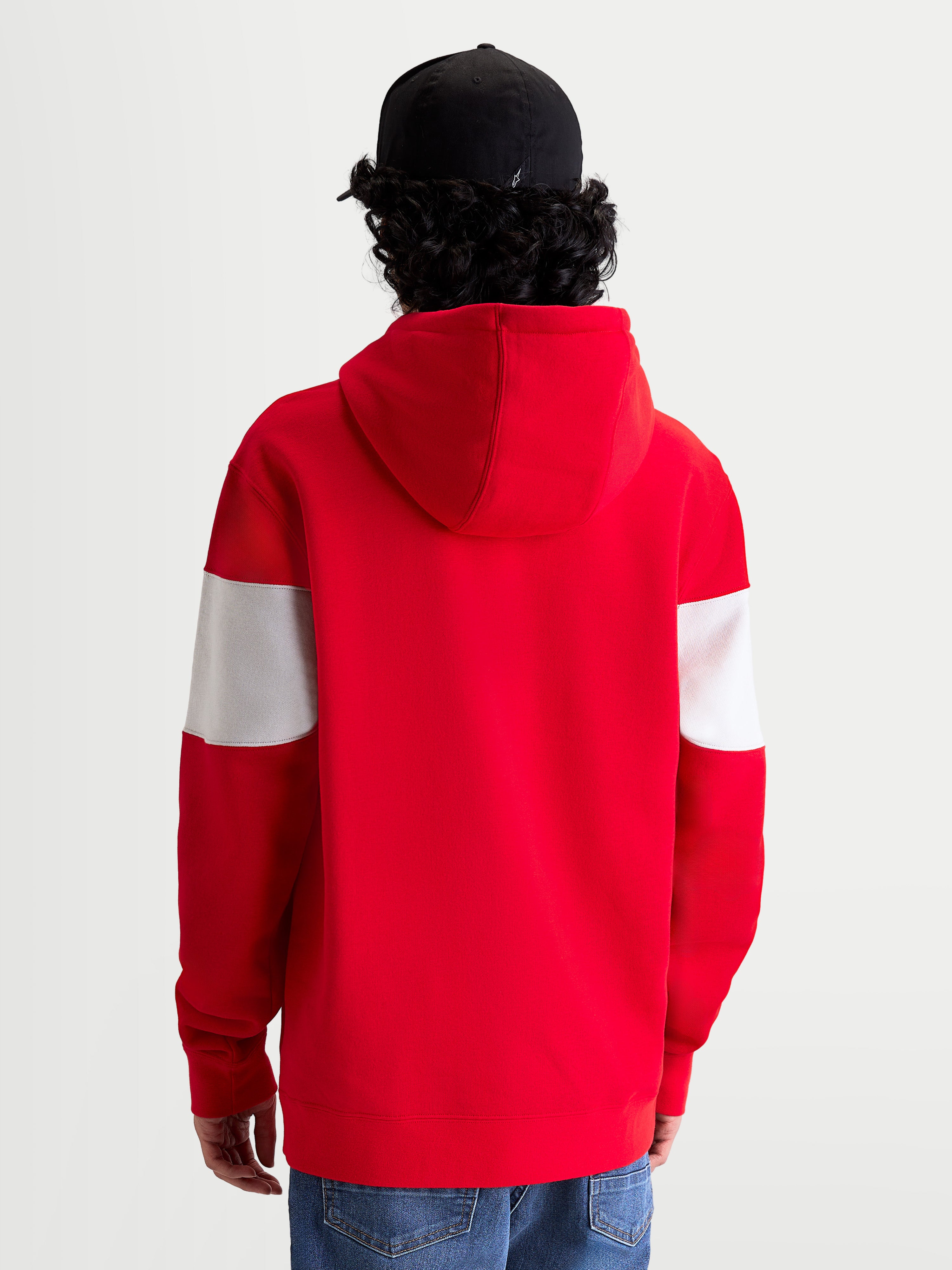 Alpinestars Sweat à capuche Cubic, sweat à capuche sportswear en polaire, rouge et blanc, vue de dos sur un modèle portant une casquette noire, manches à blocs de couleur, capuche doublée et bords-côtes aux poignets, style inspiré du sport automobile.