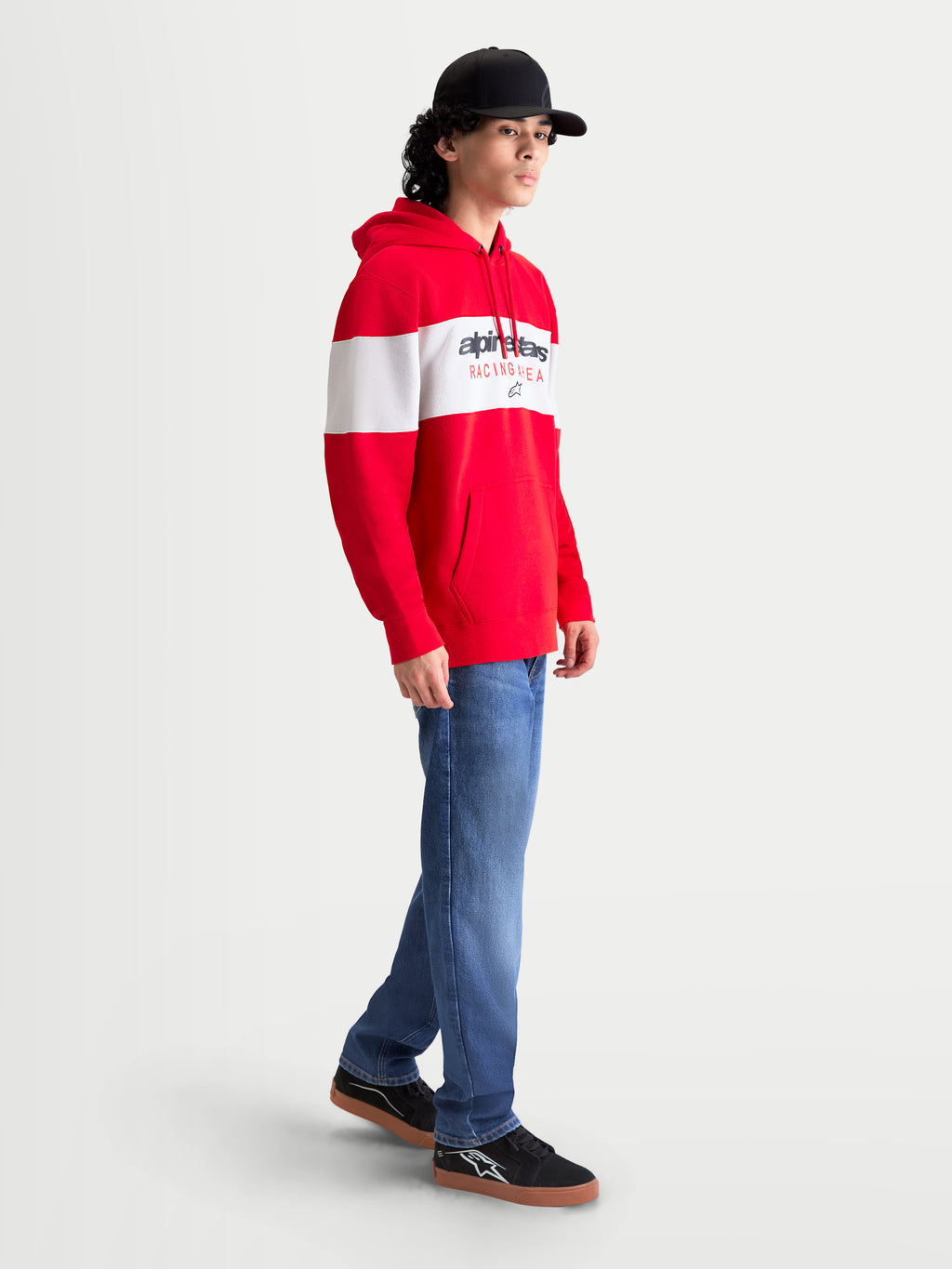 Alpinestars Sweat à capuche Cubic, sweat sportswear pour homme, rouge et blanc, vue de profil sur modèle avec design color-block, logo Alpinestars sur la poitrine, poche kangourou et capuche à cordon pour un style décontracté.
