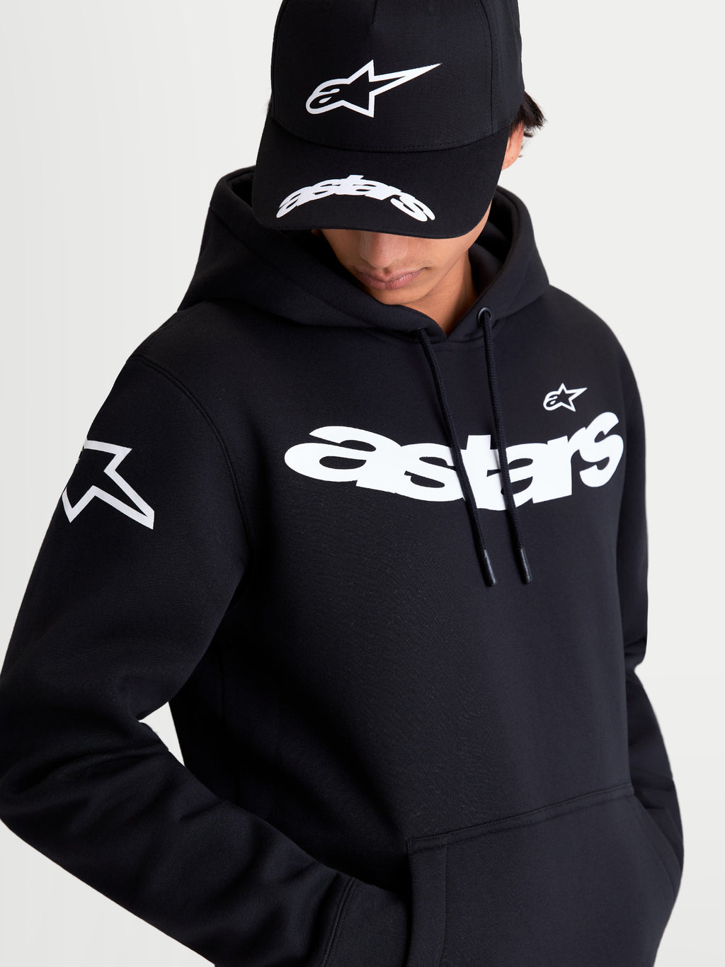 Alpinestars sweat à capuche Velocifier, pull en polaire de sportswear premium pour homme, noir et blanc, logos Astars blancs sur la poitrine et l'épaule, coton mélangé pour un confort quotidien décontracté