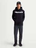 Alpinestars Sweat À Capuche Velocifier, sweat à capuche de sportswear pour homme, noir et blanc, logo Astars blanc sur le devant et les épaules, polaire premium, porté par un modèle avec une casquette pour un look décontracté