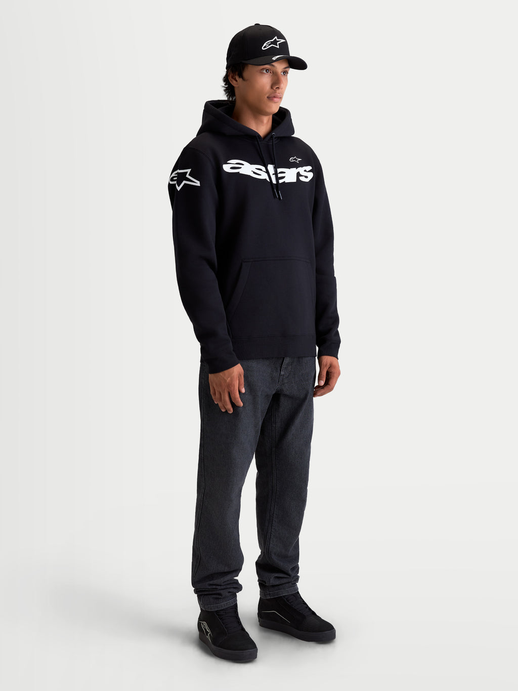 Alpinestars Velocifier, sweat à capuche sportswear en polaire pour homme, noir et blanc, avec inscription Astars courbée sur la poitrine et logos sur les épaules, construction en coton mélangé premium pour un style motorsport décontracté