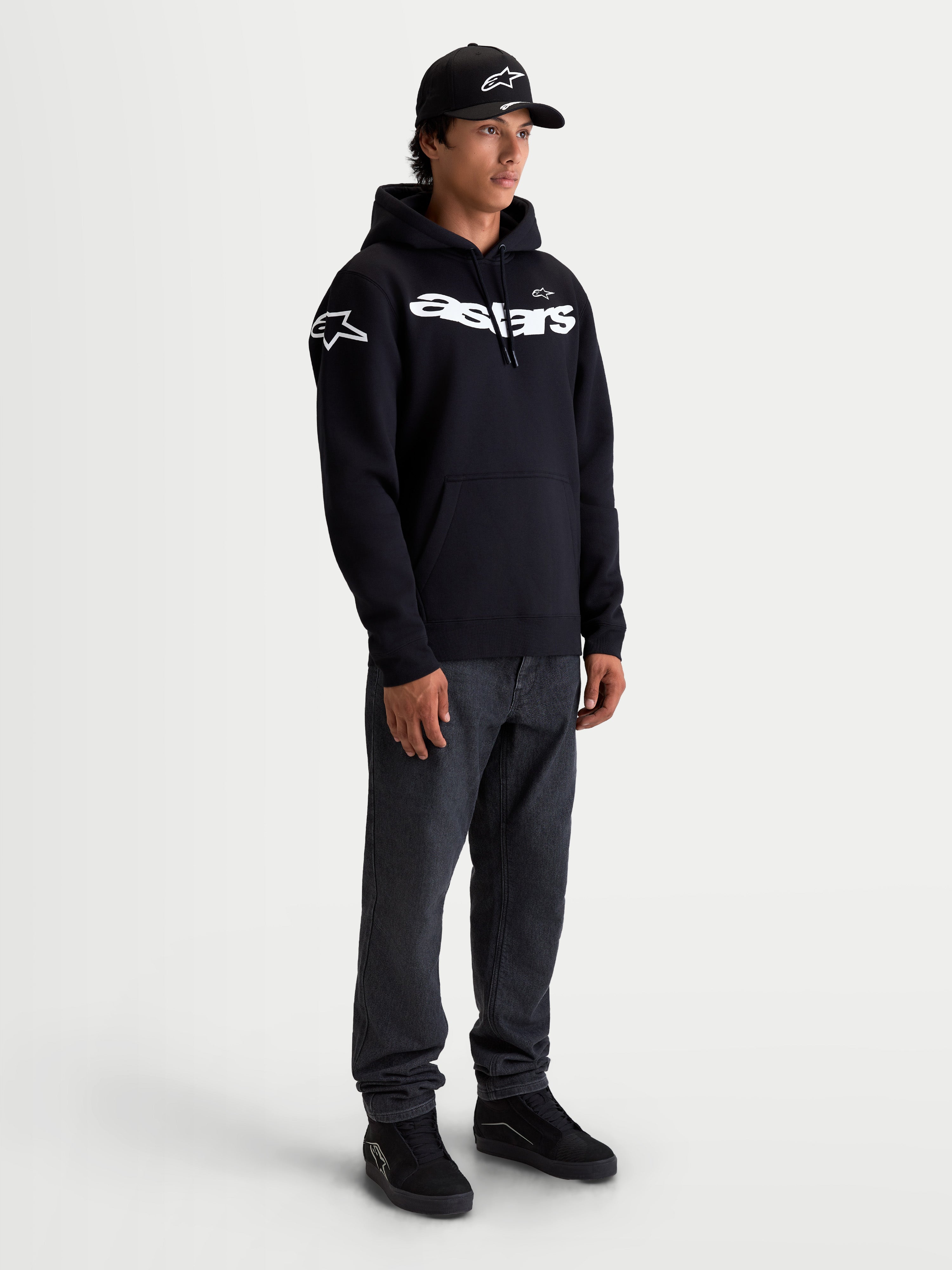 Alpinestars Velocifier, sweat à capuche sportswear en polaire pour homme, noir et blanc, avec inscription Astars courbée sur la poitrine et logos sur les épaules, construction en coton mélangé premium pour un style motorsport décontracté