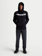 Alpinestars Sweat À Capuche Velocifier, sweat à capuche de sportswear, noir et blanc, mélange de coton et polyester recyclé, avec logo Astars sur la poitrine et logos sur les épaules, vu de face sur modèle pour un style décontracté hors moto