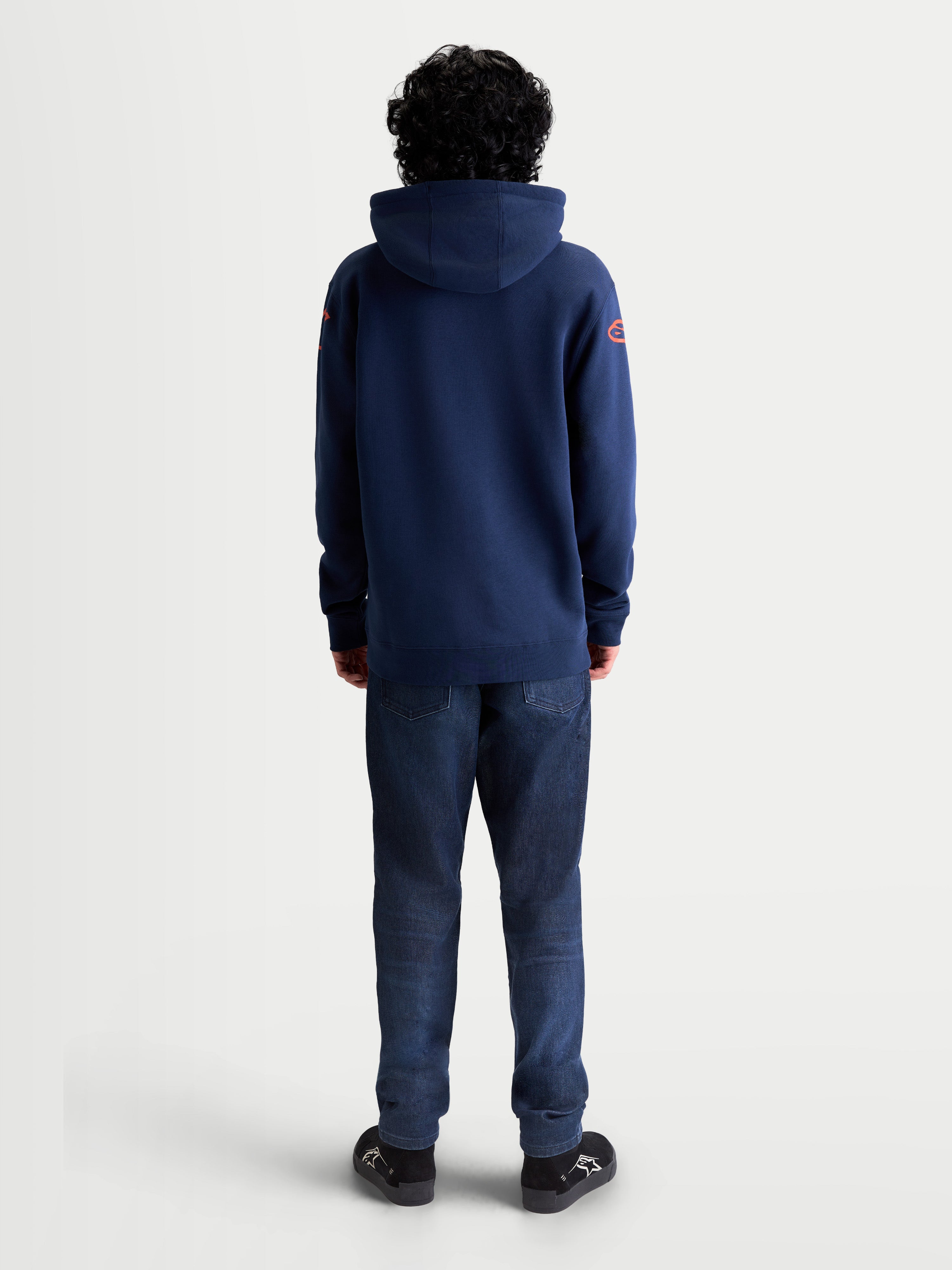 Alpinestars sweat à capuche Velocifier, polaire sportswear, bleu marine avec logos rouges sur les épaules, vue de dos sur modèle, mélange de coton premium et polyester recyclé pour un style décontracté hors moto