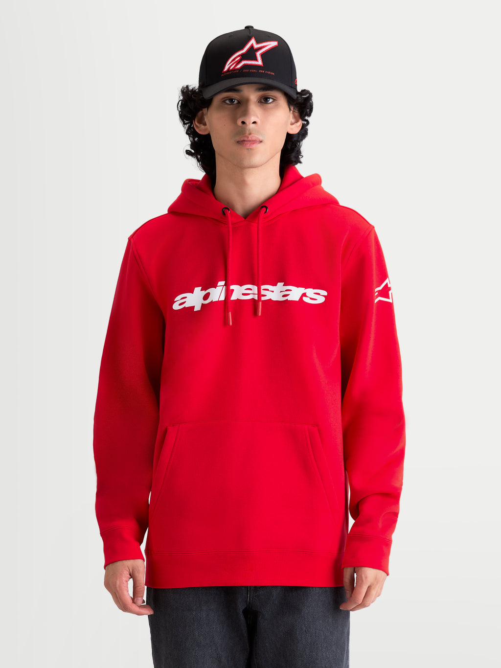 Alpinestars Race Wordmark hoodie, heren sportswear pullover fleece, rood en wit, mix van premium katoen en gerecycled polyester, met opvallend Race Linear-logo op de voorzijde en Ageless-graphic op de mouw voor een motorsportgeïnspireerde look.