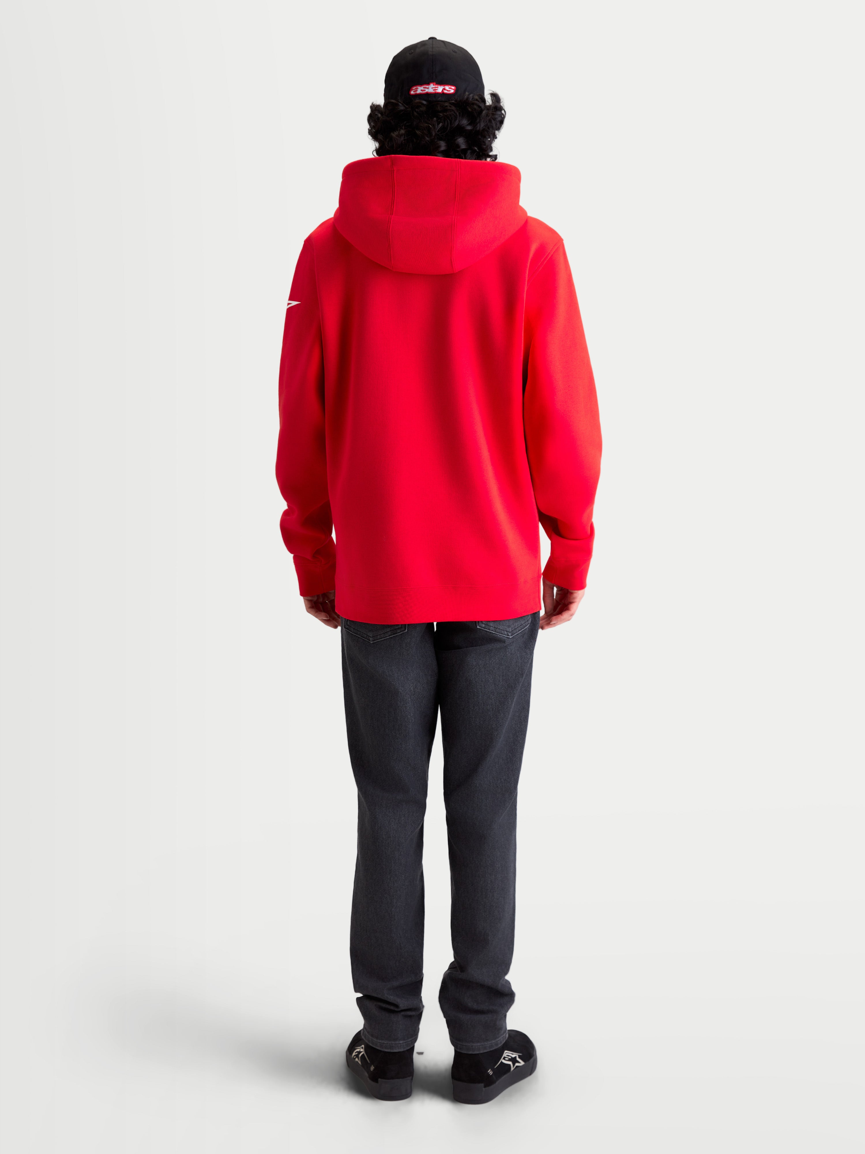 Alpinestars Race Wordmark hoodie, rode sportswear-fleece met capuchon, achteraanzicht op model met wit Ageless-logo op de mouw, casual motorsportkleding