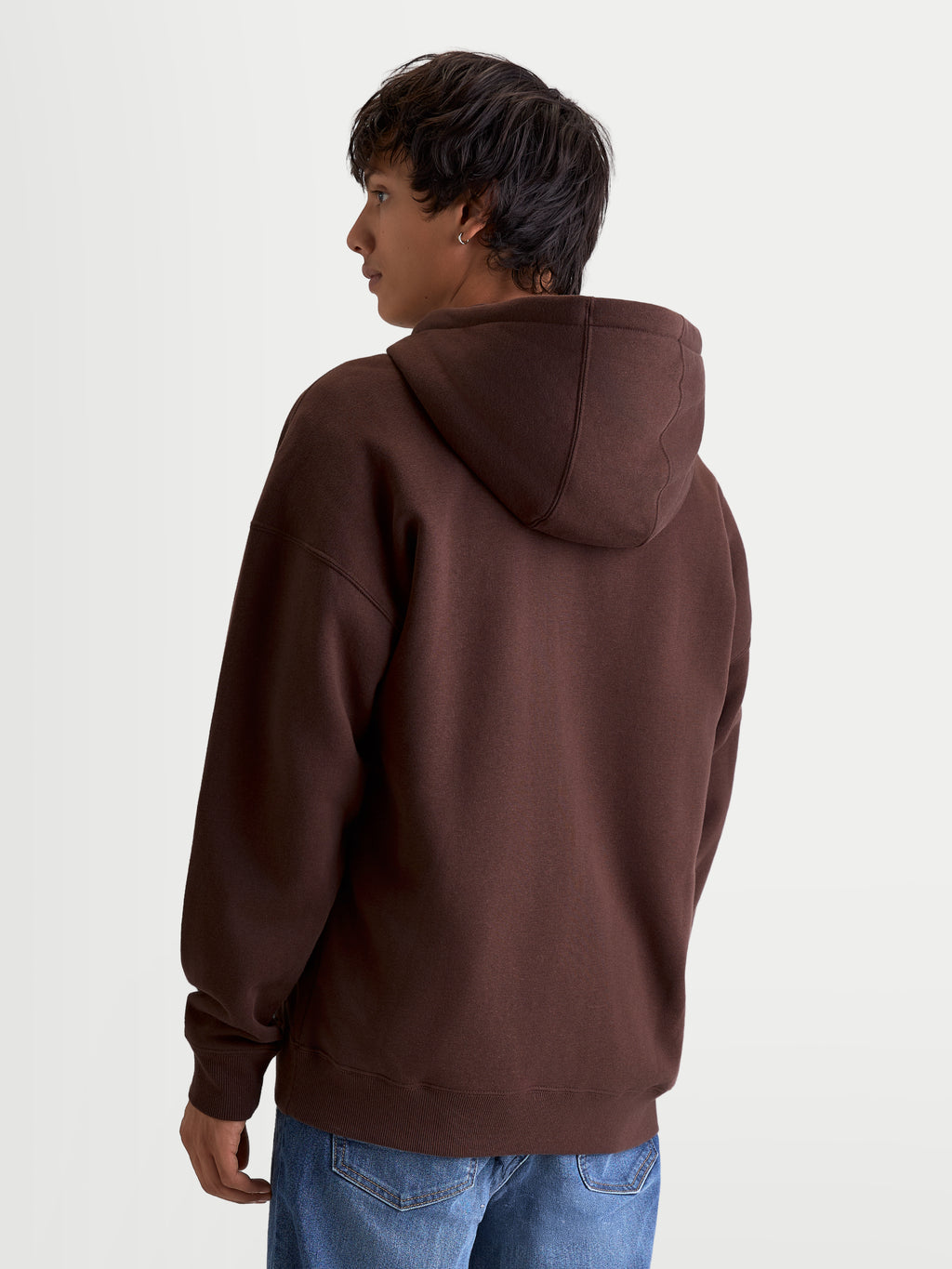 Alpinestars sweat à capuche Entity Oversized, sweat à capuche sportswear pour homme, marron, vue de dos sur modèle mettant en valeur la silhouette oversize et la capuche, polaire en coton recyclé