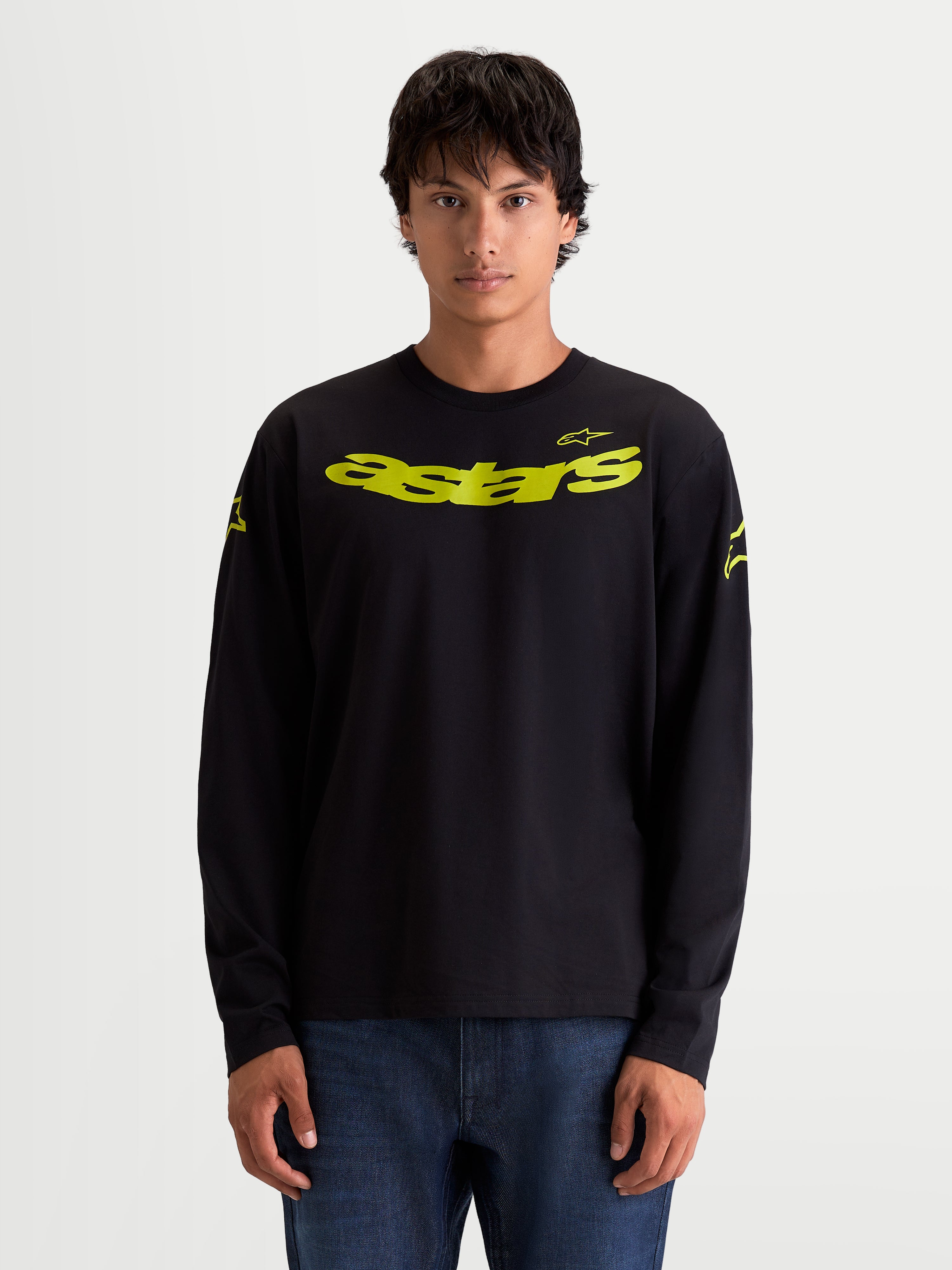 Alpinestars Velocifier CSF T-shirt met lange mouwen voor heren, zwart met een gele gebogen Astars-graphic op de borst en logo's op de schouders, zachte katoenmix, motorsport-geïnspireerde casual kleding.