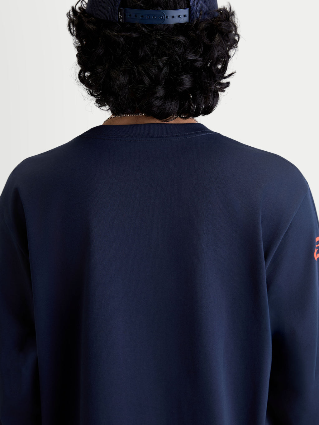 Alpinestars T-Shirt Velocifier CSF, t-shirt de sportswear à manches longues bleu marine, vue de dos sur modèle avec col rond côtelé, vêtement décontracté inspiré du sport automobile en mélange de coton et polyester recyclé