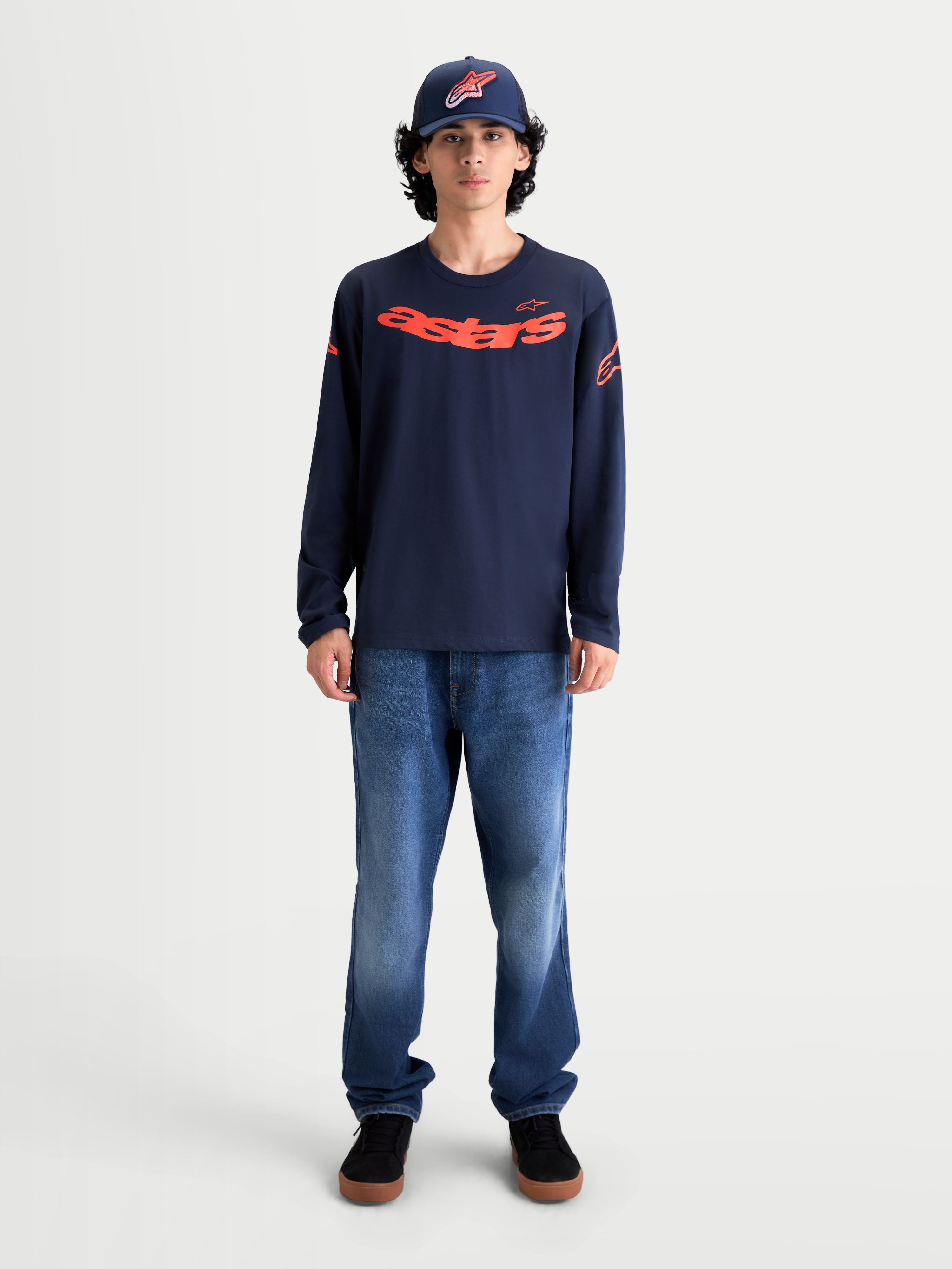 Alpinestars T-Shirt Velocifier CSF, t-shirt à manches longues pour homme, bleu marine et rouge, avec graphisme Astars incurvé sur le devant et logos sur les épaules, style sportswear décontracté porté par un modèle