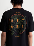 Alpinestars Latitude Oversized CSF T-shirt, sportswear t-shirt met korte mouwen, achteraanzicht op model, zwart met oranje en groene globe-graphic en ASTARS-branding, zachte katoen-polyestermix.