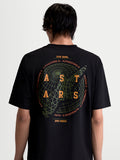 Alpinestars Latitude Oversized CSF T-shirt, zwart t-shirt met korte mouwen, achteraanzicht op model met grote globe-graphic, oranje ASTARS-branding en One Goal One Vision-tagline, casual sportswear.