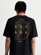 Alpinestars Latitude Oversized CSF T-shirt, zwart t-shirt met korte mouwen, achteraanzicht op model met grote globe-graphic, oranje ASTARS-branding en One Goal One Vision-tagline, casual sportswear.