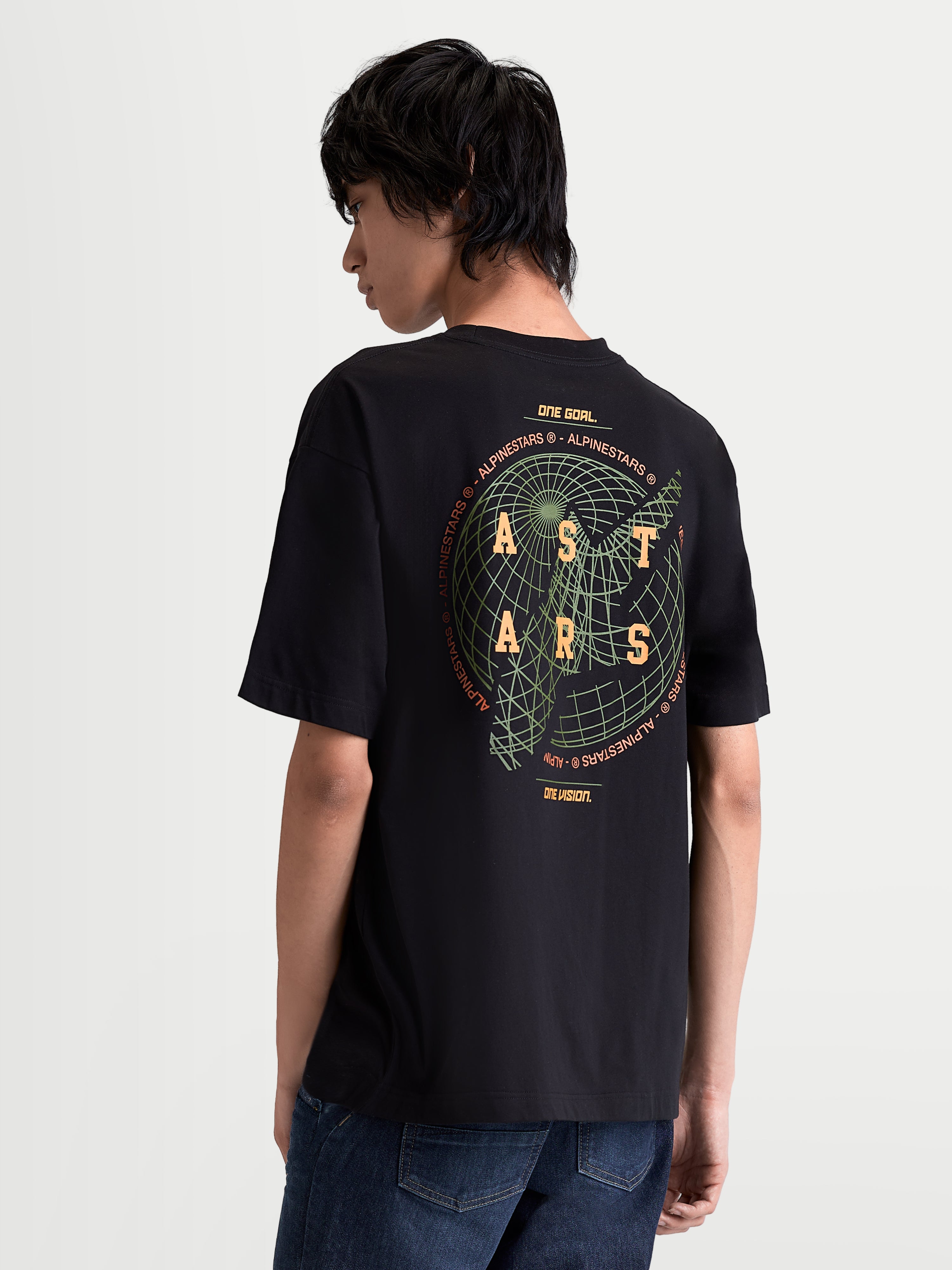 Alpinestars Latitude Oversized CSF T-Shirt, casual sportswear T-shirt met korte mouwen, unisex, zwart met een grote groene en oranje grafische print op de rug met een globe en AST ARS branding, zachte katoen-polyestermix, relaxte oversized pasvorm.