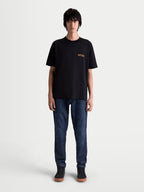 Alpinestars Latitude Oversized CSF t-shirt, sportswear t-shirt met korte mouwen, zwart en oranje, relaxte oversized pasvorm, premium katoen-polyestermix, voorzien van ASTARS-borstlogo op model.