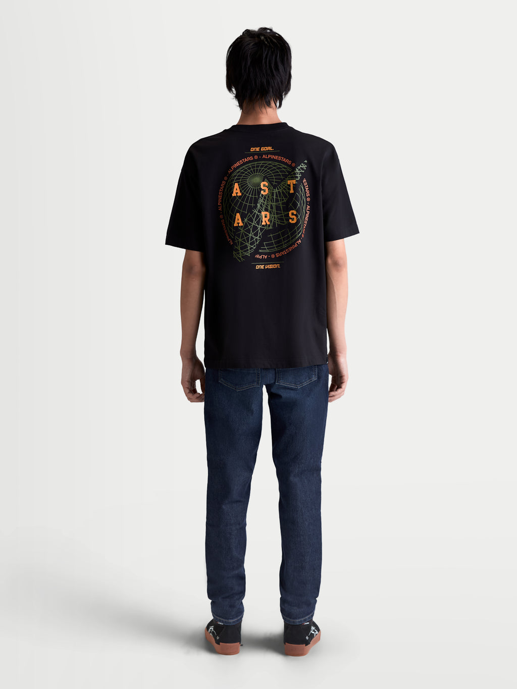 Alpinestars Latitude Oversized CSF t-shirt, zwart sportswear t-shirt met korte mouwen, achteraanzicht met groene globe-graphic en oranje Astars-branding, relaxte oversized pasvorm, premium katoen-polyestermix voor dagelijks gebruik.