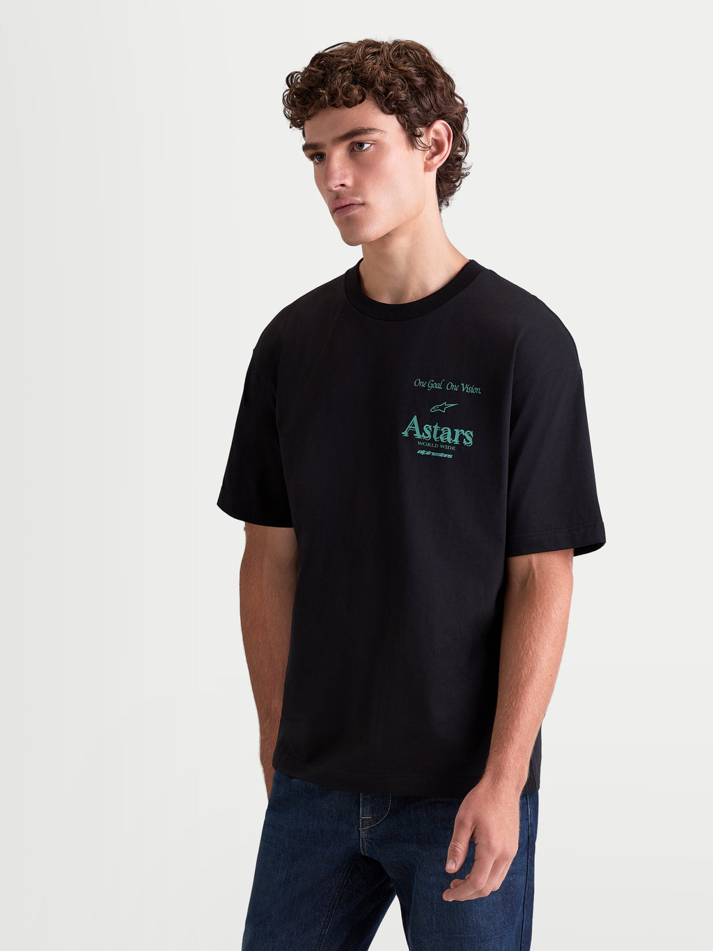 Alpinestars Post Oversized CSF Tee, t-shirt de sportswear à manches courtes pour homme, noir avec graphismes sarcelle sur la poitrine, coupe oversize décontractée, construction en mélange de coton doux avec logo Astars et texte One Goal One Vision