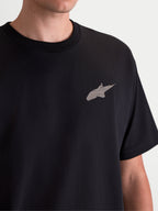 Alpinestars Checkback Oversized CSF T-Shirt, oversized sportswear t-shirt met korte mouwen, zwart met een grijs Astars-logo op de borst, zachte printafwerking, casual motorsportstijl, katoen-polyesterblend.