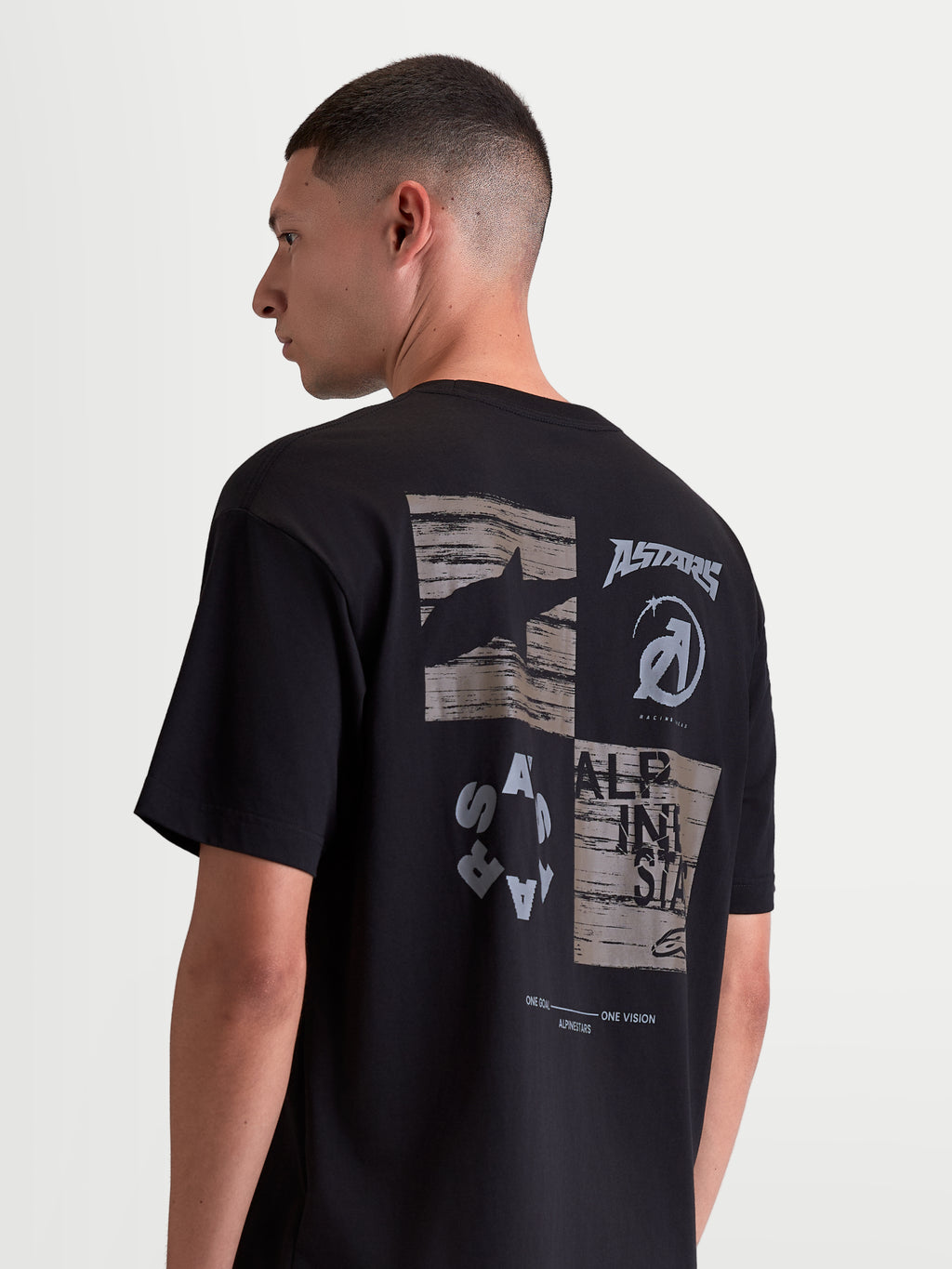 Alpinestars Checkback Oversized CSF T-shirt, heren sportswear t-shirt met korte mouwen, zwart en grijs, met een opvallende checkergraphic op de rug met Astars-branding, ontspannen oversized pasvorm, rugaanzicht op model.