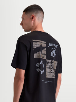 Alpinestars Checkback Oversized CSF T-shirt, heren sportswear t-shirt met korte mouwen, zwart en grijs, met een opvallende checkergraphic op de rug met Astars-branding, ontspannen oversized pasvorm, rugaanzicht op model.