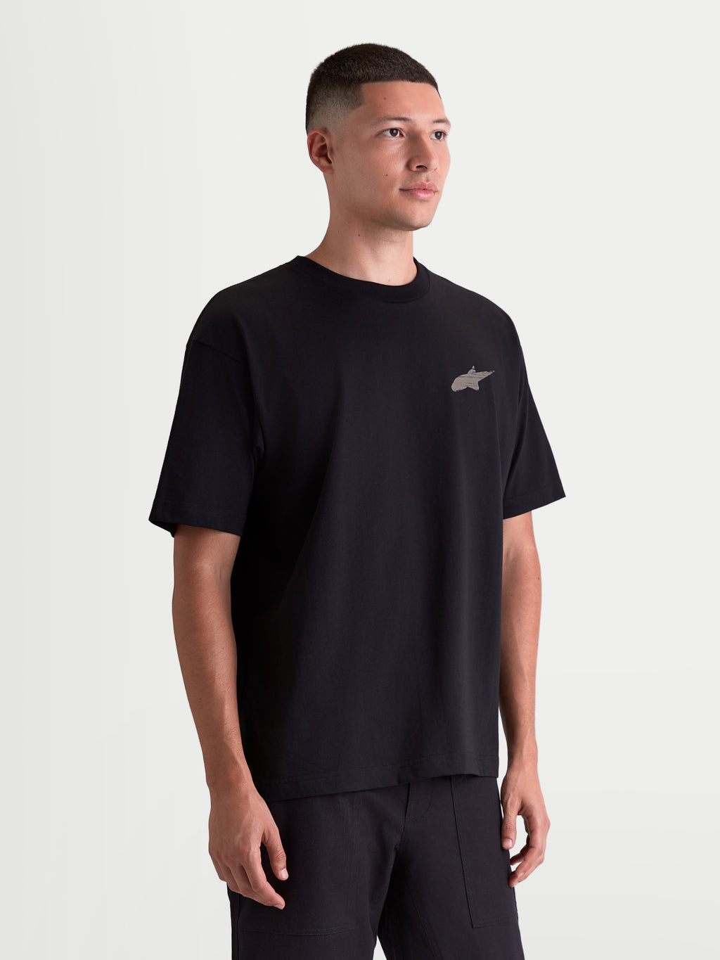 Alpinestars Checkback Oversized CSF t-shirt, zwart heren-t-shirt met korte mouwen, relaxed oversized pasvorm met een klein Astars-logo op de borst, premium katoenmix, motorsport-geïnspireerde lifestylekleding.