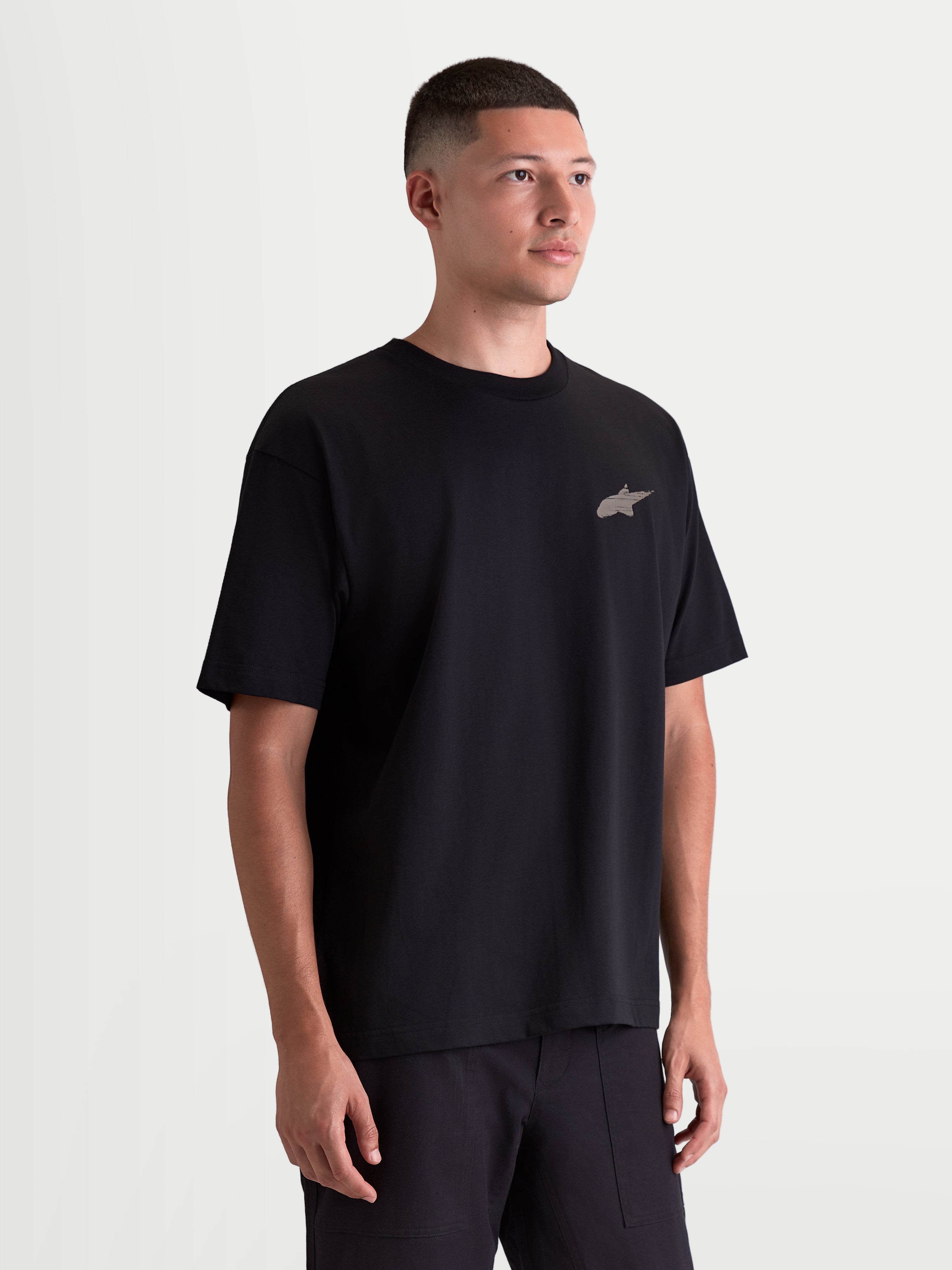 Alpinestars Checkback Oversized CSF t-shirt, zwart heren-t-shirt met korte mouwen, relaxed oversized pasvorm met een klein Astars-logo op de borst, premium katoenmix, motorsport-geïnspireerde lifestylekleding.
