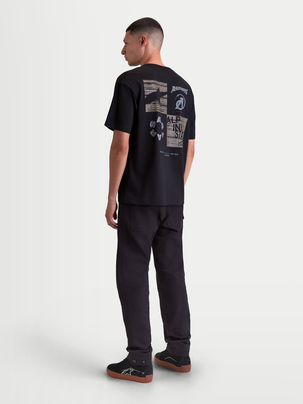 Alpinestars Checkback Oversized CSF t-shirt, heren-sportswear t-shirt met korte mouwen, zwart met een opvallende checkergraphic op de achterzijde en Astars-logo, relaxed oversized fit, motorsportgeïnspireerde lifestyle-kleding.