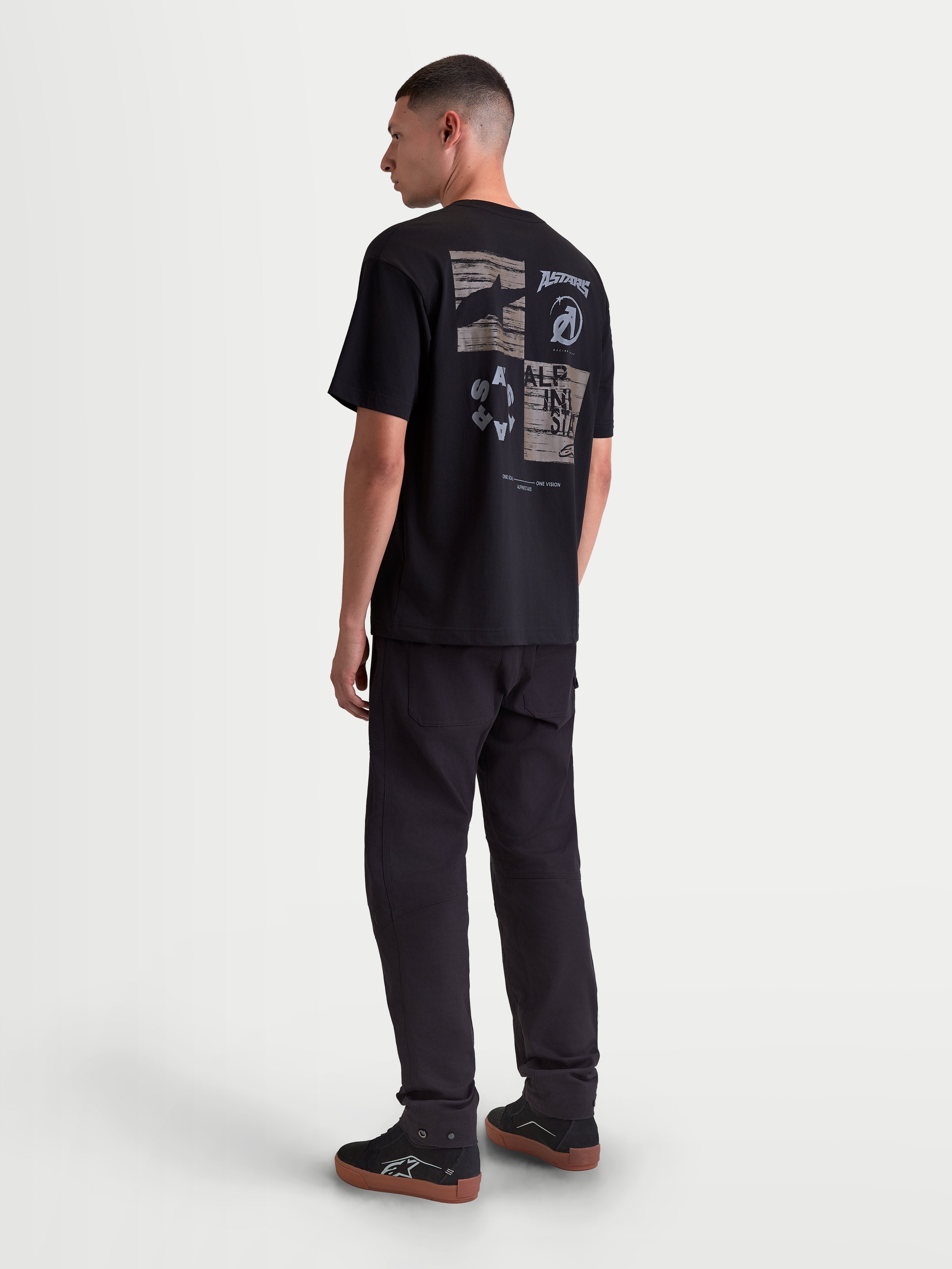 Alpinestars Checkback Oversized CSF t-shirt, heren-sportswear t-shirt met korte mouwen, zwart met een opvallende checkergraphic op de achterzijde en Astars-logo, relaxed oversized fit, motorsportgeïnspireerde lifestyle-kleding.