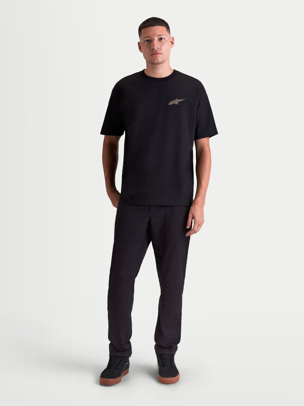 Alpinestars Checkback Oversized CSF T-shirt, heren-T-shirt met korte mouwen, zwart, oversized relaxte pasvorm met een Astars-logo op de borst, zachte katoen-polyester mix, casual motorsport-geïnspireerde lifestylekleding, volledige lengte op model.