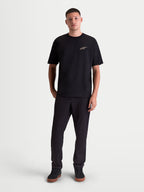 Alpinestars Checkback Oversized CSF T-shirt, heren-T-shirt met korte mouwen, zwart, oversized relaxte pasvorm met een Astars-logo op de borst, zachte katoen-polyester mix, casual motorsport-geïnspireerde lifestylekleding, volledige lengte op model.