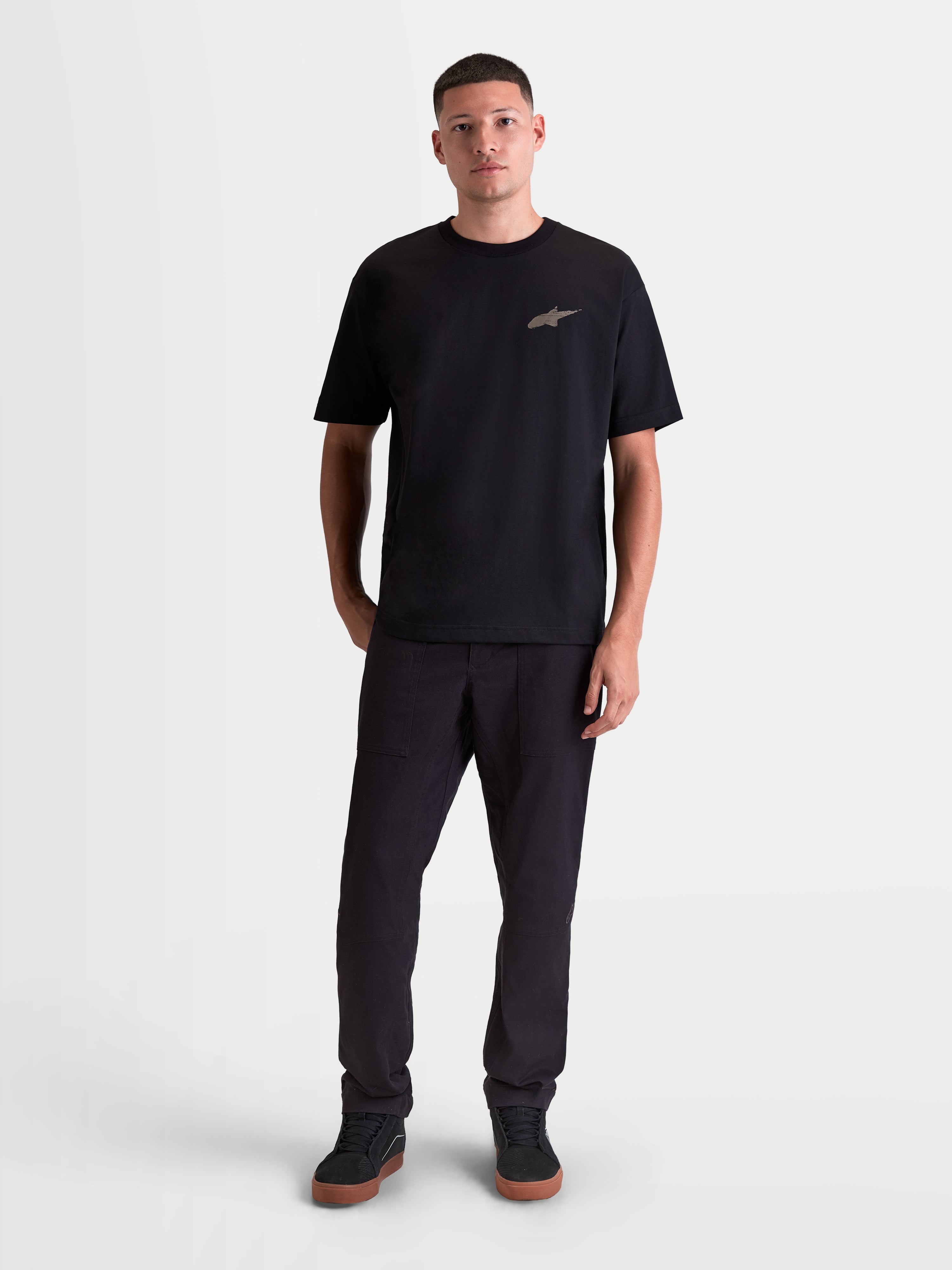 Alpinestars Checkback Oversized CSF T-shirt, heren-T-shirt met korte mouwen, zwart, oversized relaxte pasvorm met een Astars-logo op de borst, zachte katoen-polyester mix, casual motorsport-geïnspireerde lifestylekleding, volledige lengte op model.