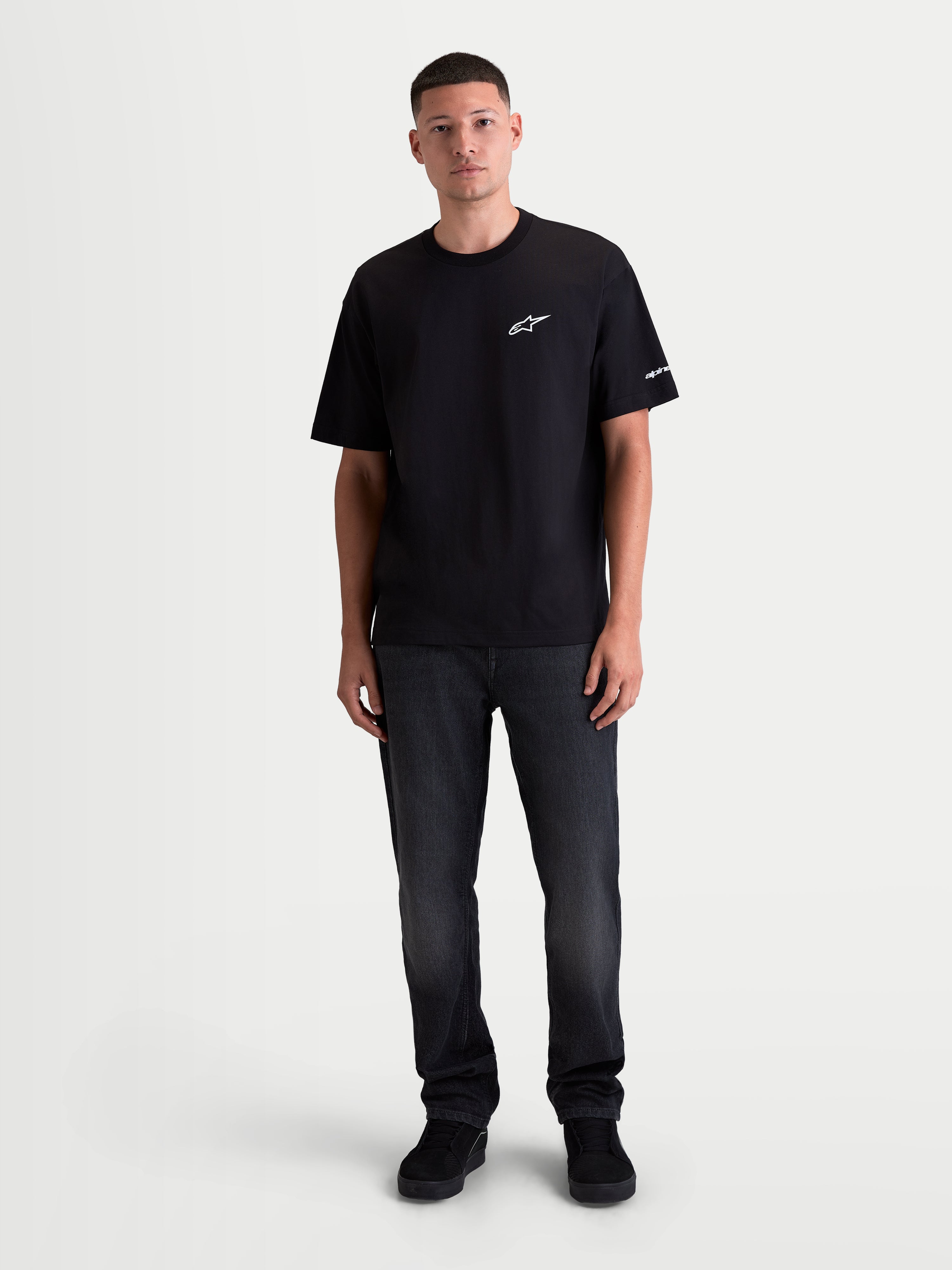 Alpinestars T-Shirt Mandate Oversized CSF, t-shirt sportswear à manches courtes pour homme, noir avec logo Astars blanc en impression puff sur la poitrine et graphismes sur la manche, coupe ample décontractée, mélange coton et polyester