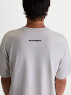 Alpinestars Mandate Oversized CSF t-shirt met korte mouwen, casual sportswear in grijs, voorzien van een zwart Alpinestars-woordmerk op de bovenrug, oversized pasvorm op een model.
