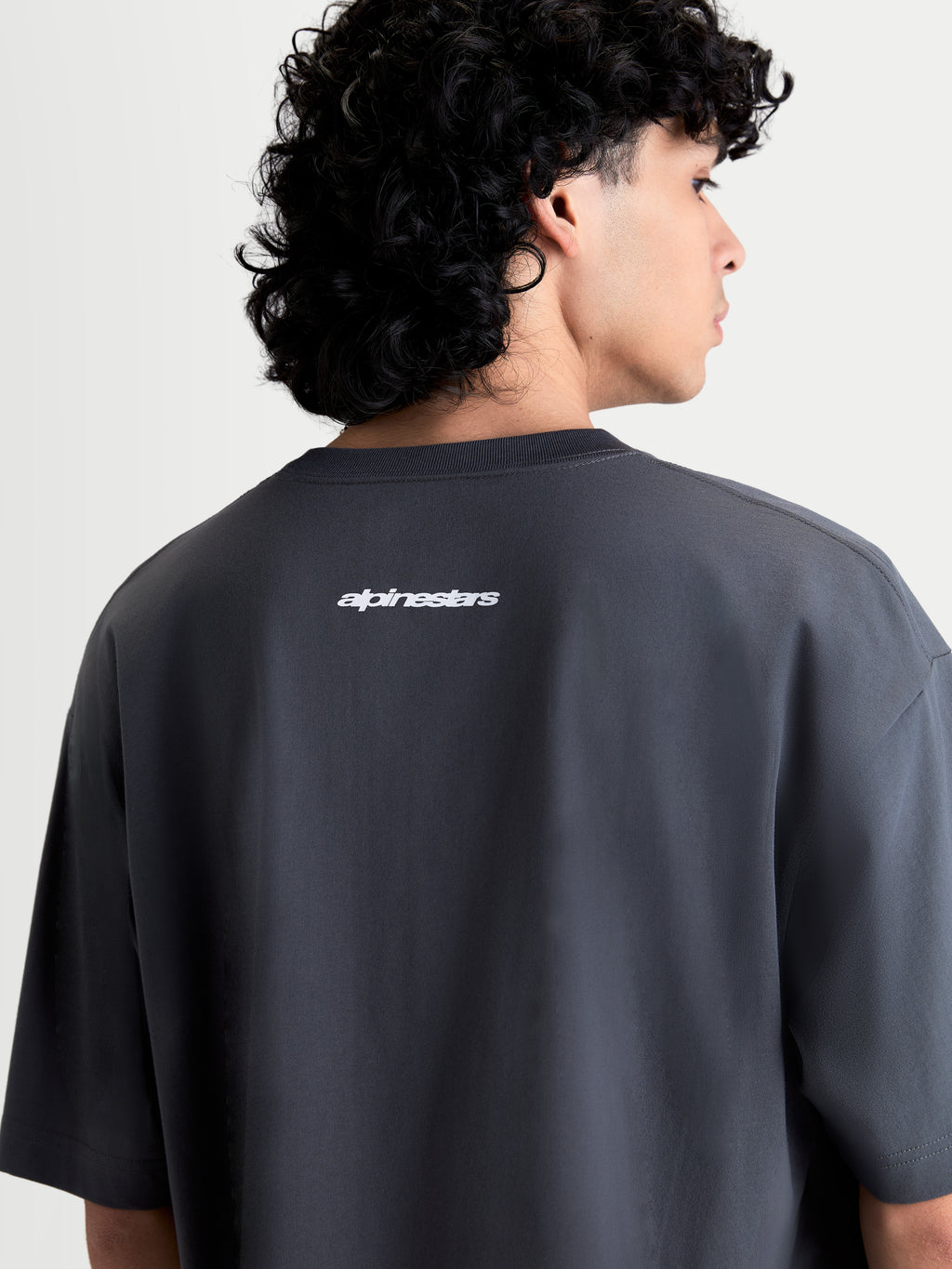 Alpinestars Mandate Oversized CSF, t-shirt sportswear à manches courtes pour homme, gris, vue de dos avec marquage Alpinestars blanc en impression puff, coupe large et décontractée