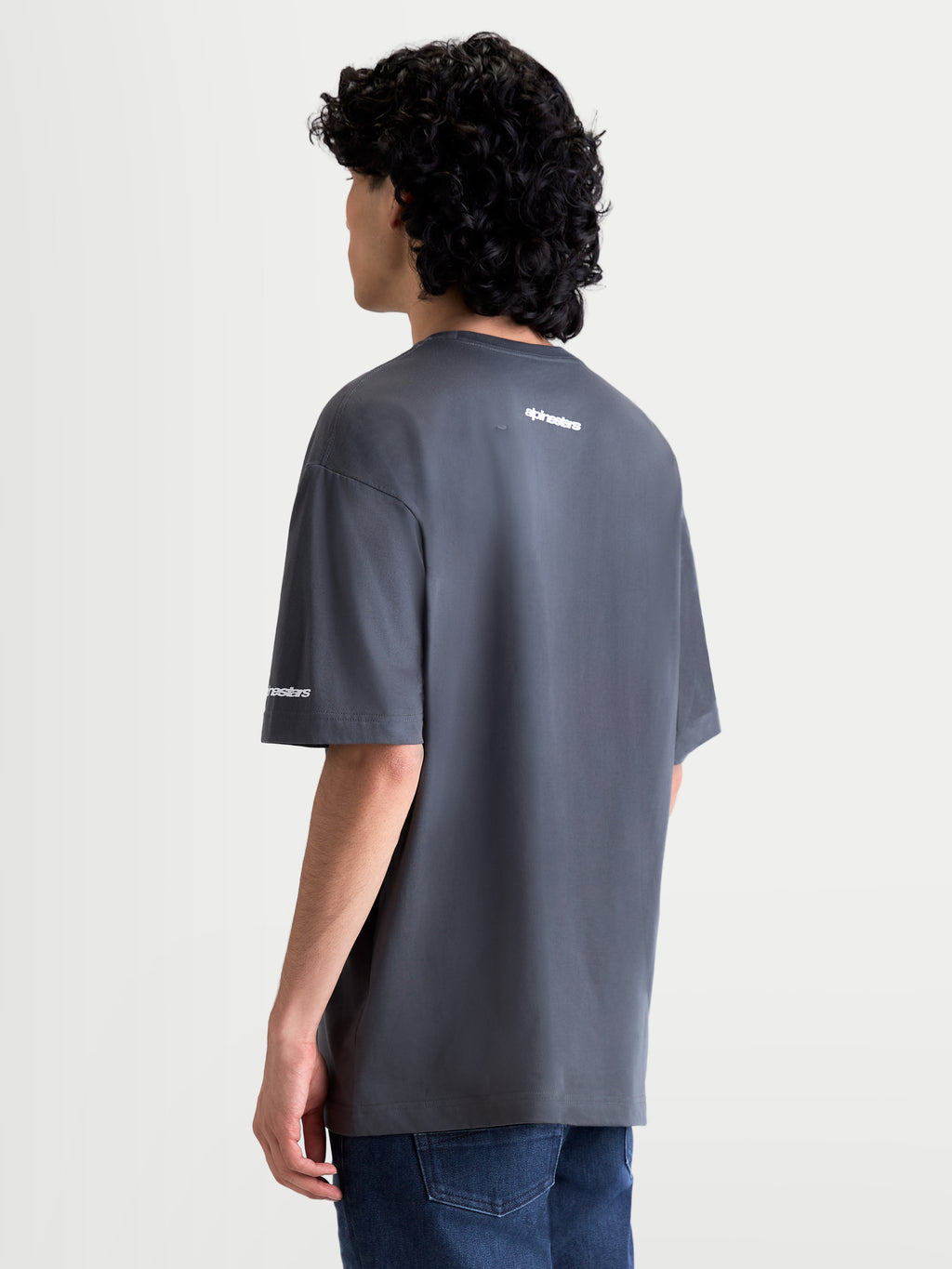 Alpinestars T-Shirt Mandate Oversized CSF, t-shirt de sportswear à manches courtes pour homme, gris anthracite et blanc, vue de dos avec logos en impression puff sur l'épaule et la manche, coupe oversize décontractée