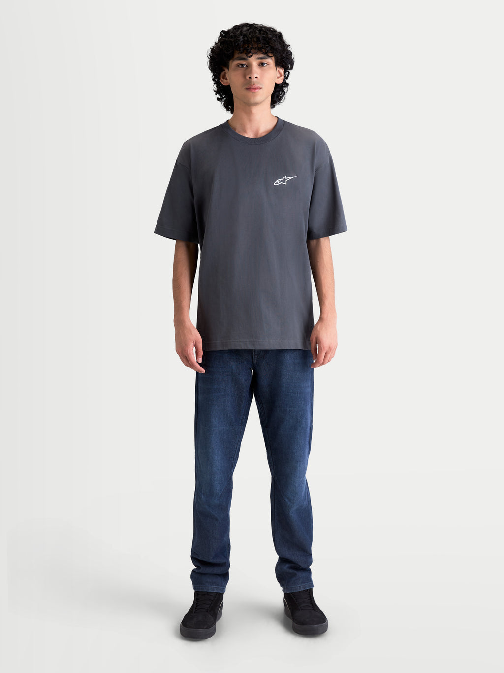 Alpinestars Mandate Oversized CSF, t-shirt de sportswear à manches courtes pour homme, gris anthracite, logo Astars blanc en impression puff sur la poitrine, coupe oversize décontractée, style streetwear.