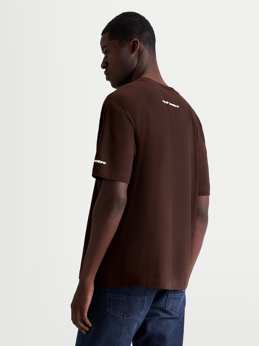 Alpinestars Mandate Oversized CSF T-shirt, T-shirt met korte mouwen voor heren, bruin met wit puff-print woordmerk op de schouder en mouw, oversized pasvorm, zachte katoen-polyester mix, casual sportswear