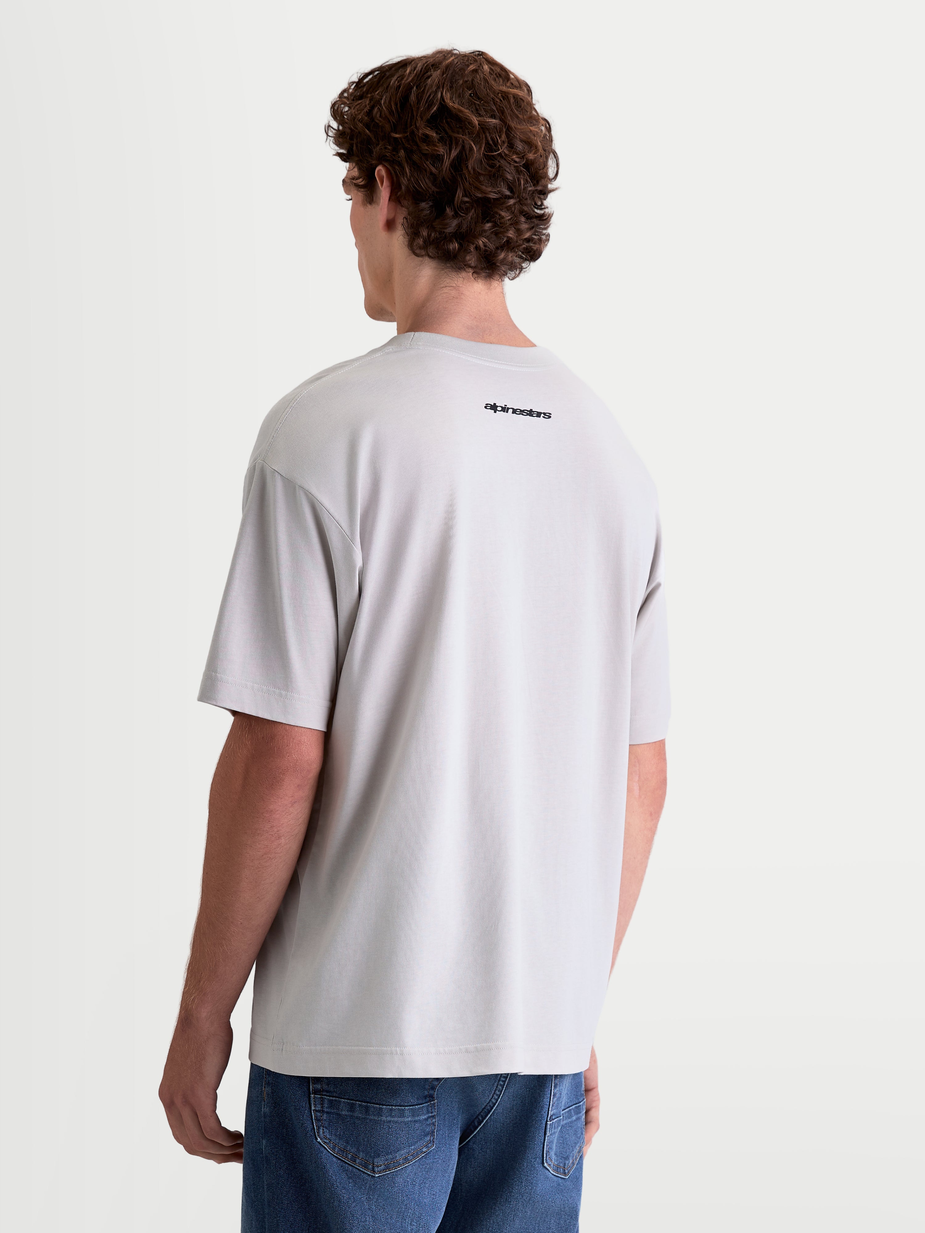Alpinestars Prelude Oversized CSF, t-shirt sportswear à manches courtes gris ciment, vue de dos sur mannequin avec logo Alpinestars noir, coupe décontractée oversize
