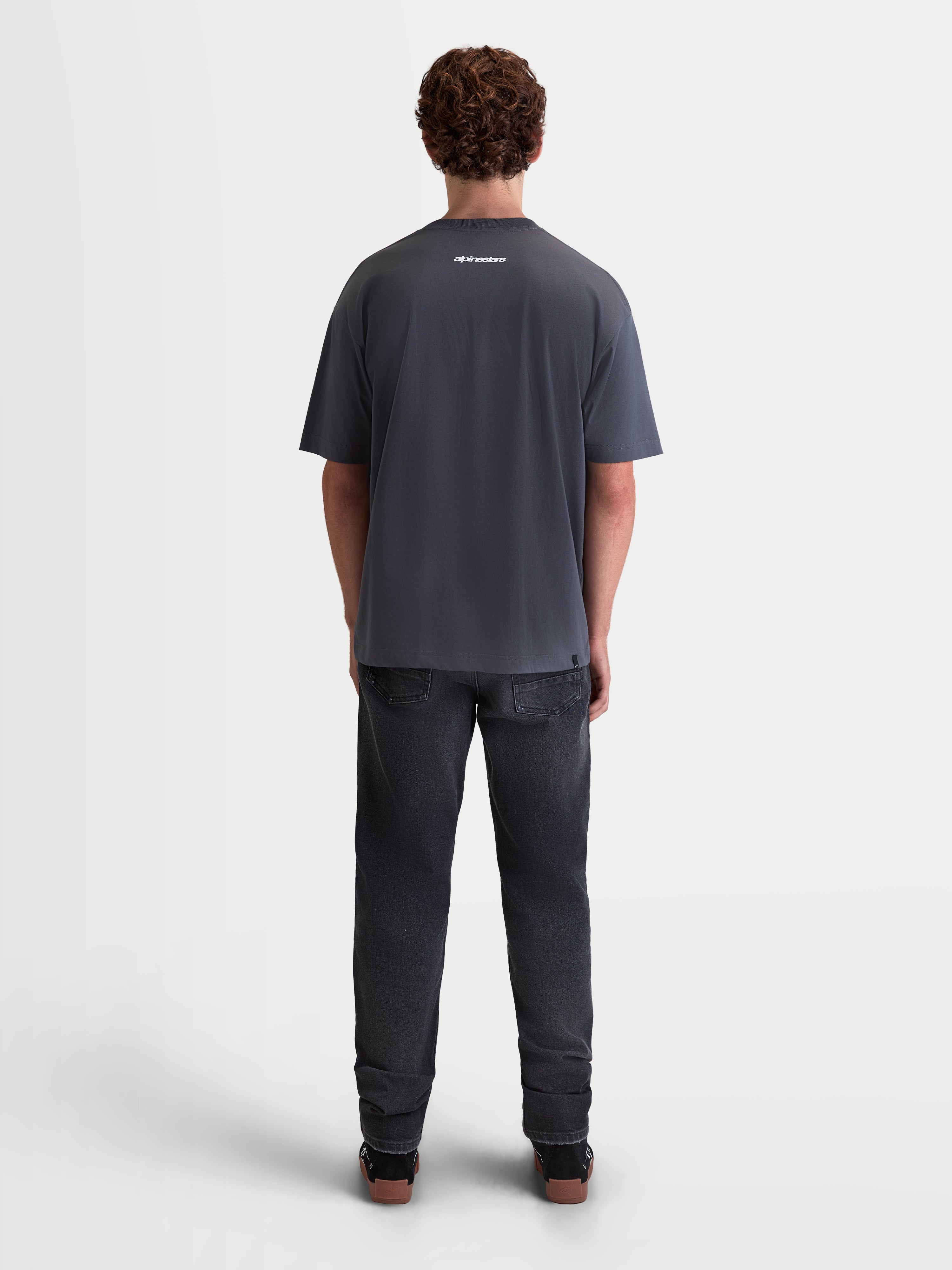 Alpinestars Prelude Oversized CSF T-shirt, heren-sportswear-t-shirt met korte mouwen, grijs, voorzien van een klein wit logo op de bovenrug, relaxte oversized pasvorm, zachte katoen-polyestermix, achteraanzicht op model.