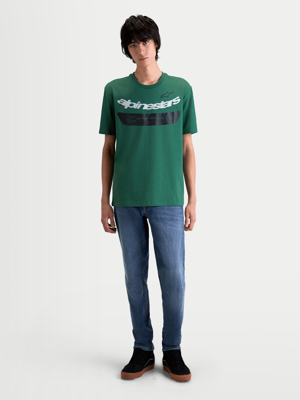 Alpinestars T-Shirt Singular CSF, t-shirt de sportswear à manches courtes, vert avec graphique Astars blanc courbé et détail noir sur la poitrine affichant le texte One Goal One Vision, vue de face sur modèle, mélange de coton et polyester