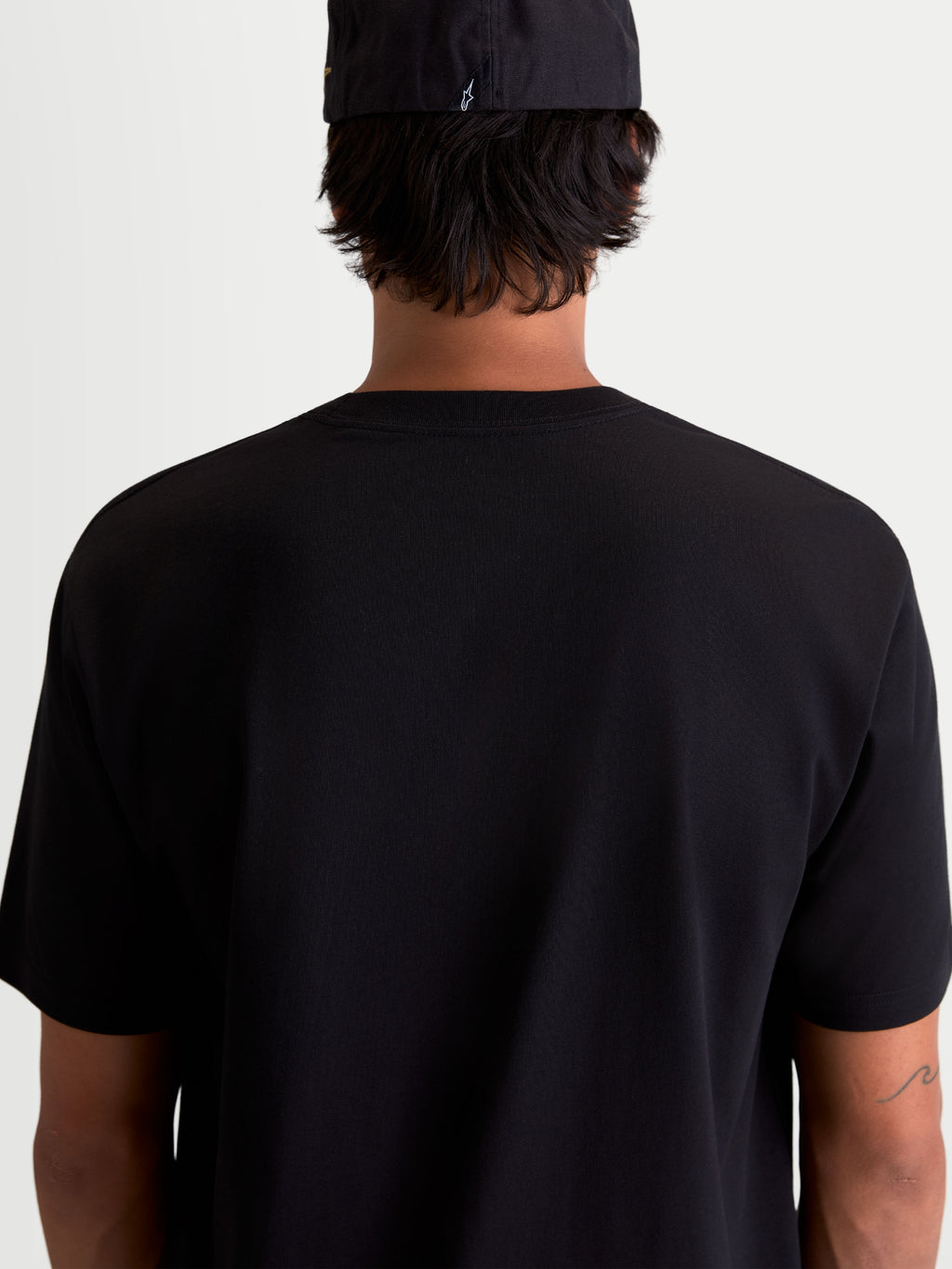 Alpinestars Cypress CSF, t-shirt sportswear à manches courtes, noir, vue de dos sur un modèle, mélange doux de coton et polyester pour un usage quotidien décontracté