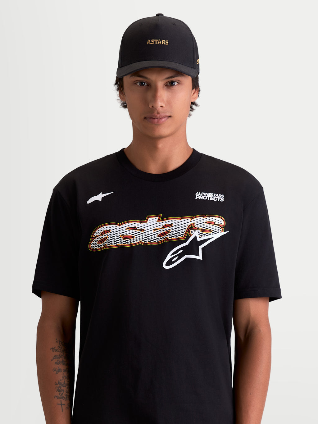 Alpinestars Cypress CSF, t-shirt de sportswear à manches courtes pour homme, noir et blanc, graphique frontal astars avec remplissage mesh et logo Alpinestars Protects, vue sur modèle, matière premium en coton et polyester.