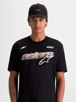 Alpinestars Cypress CSF T-Shirt, Herren-Kurzarm-Sportswear-T-Shirt in Schwarz und Weiß, mit Astars-Grafik mit Mesh-Füllung und Alpinestars Protects-Logo, Lifestyle-Ansicht am Modell, hochwertige Baumwoll-Polyester-Mischung.