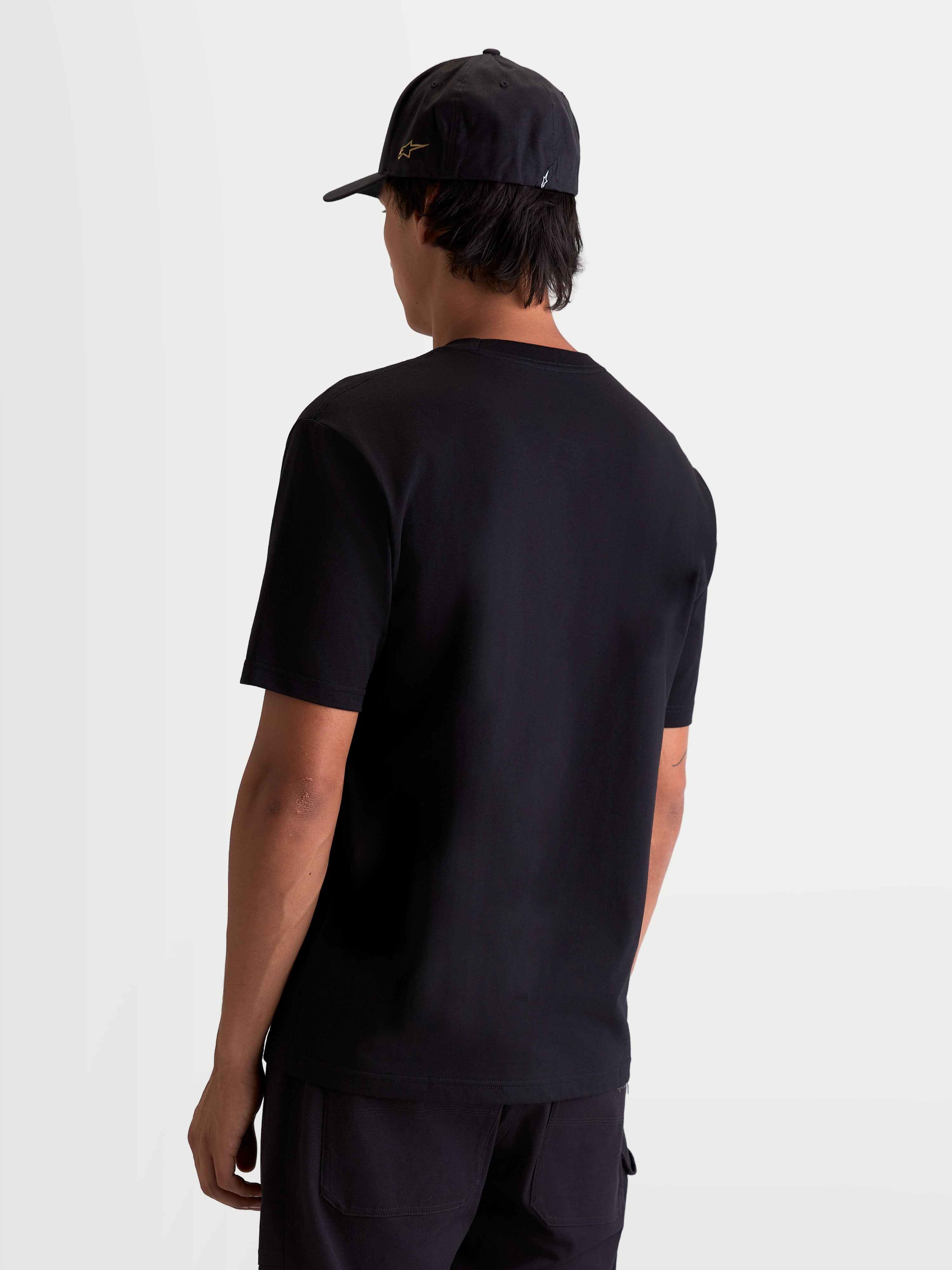 Alpinestars Cypress CSF, t-shirt sportswear à manches courtes pour homme, noir, vue de dos sur modèle, mélange premium de coton et polyester pour un confort quotidien